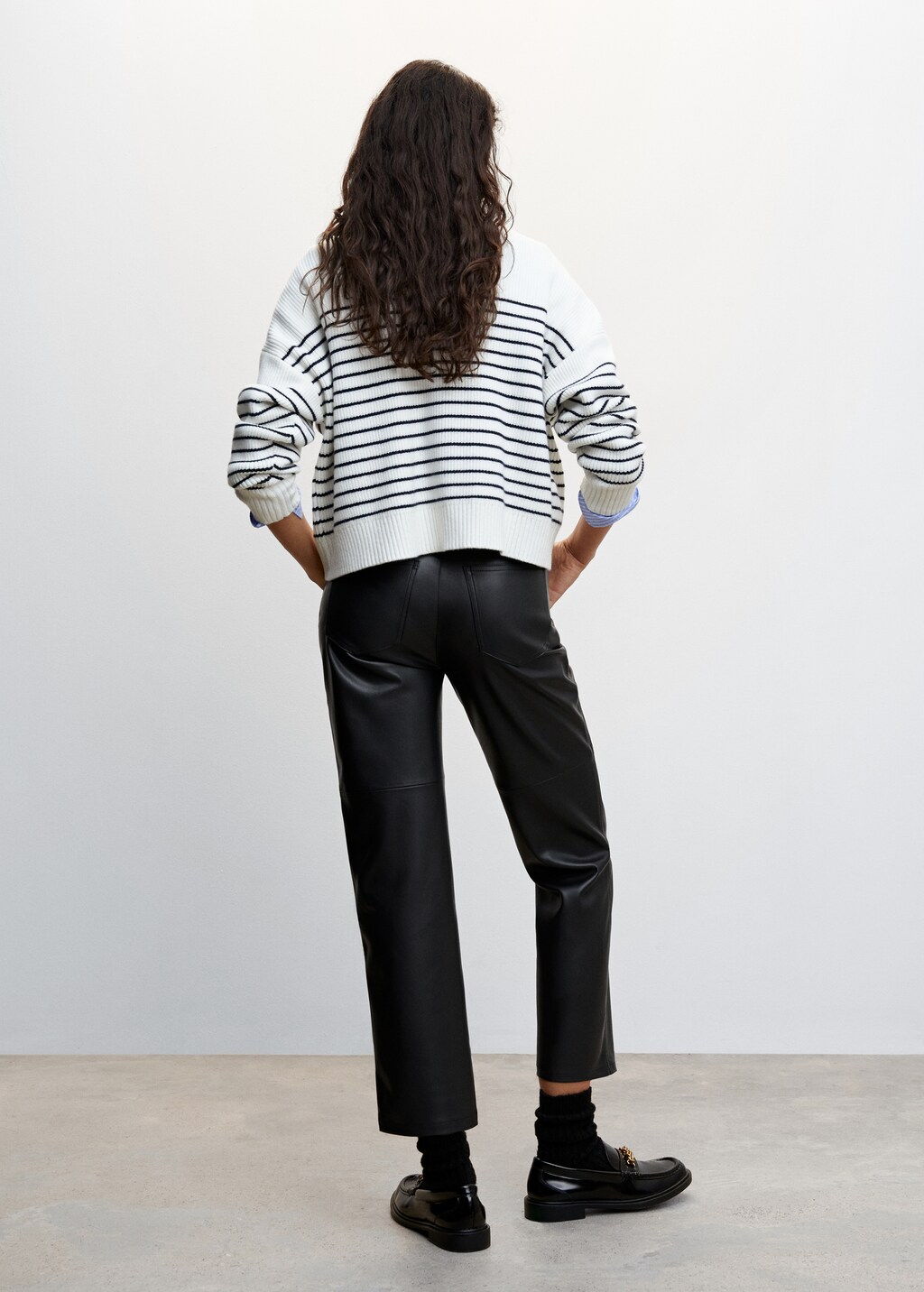 Leather-effect trousers - Reverse of the article