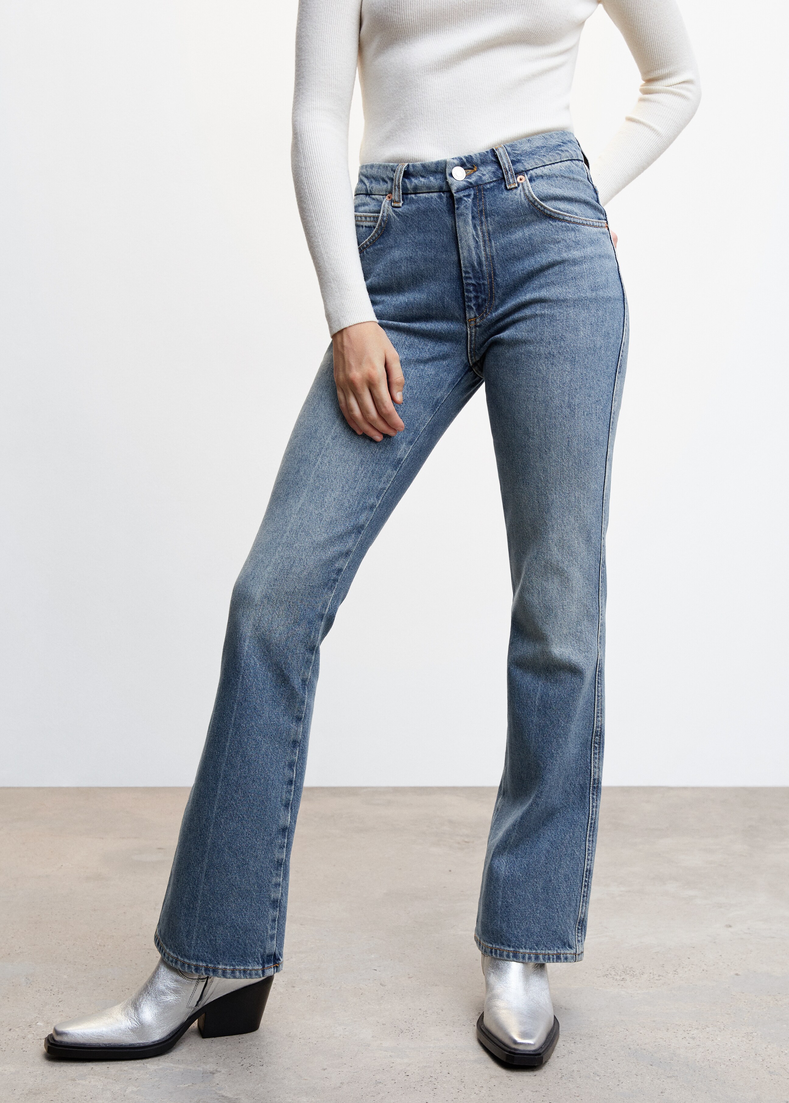 Flared-Jeans mit mittlerer Bundhöhe - Mittlere Ansicht