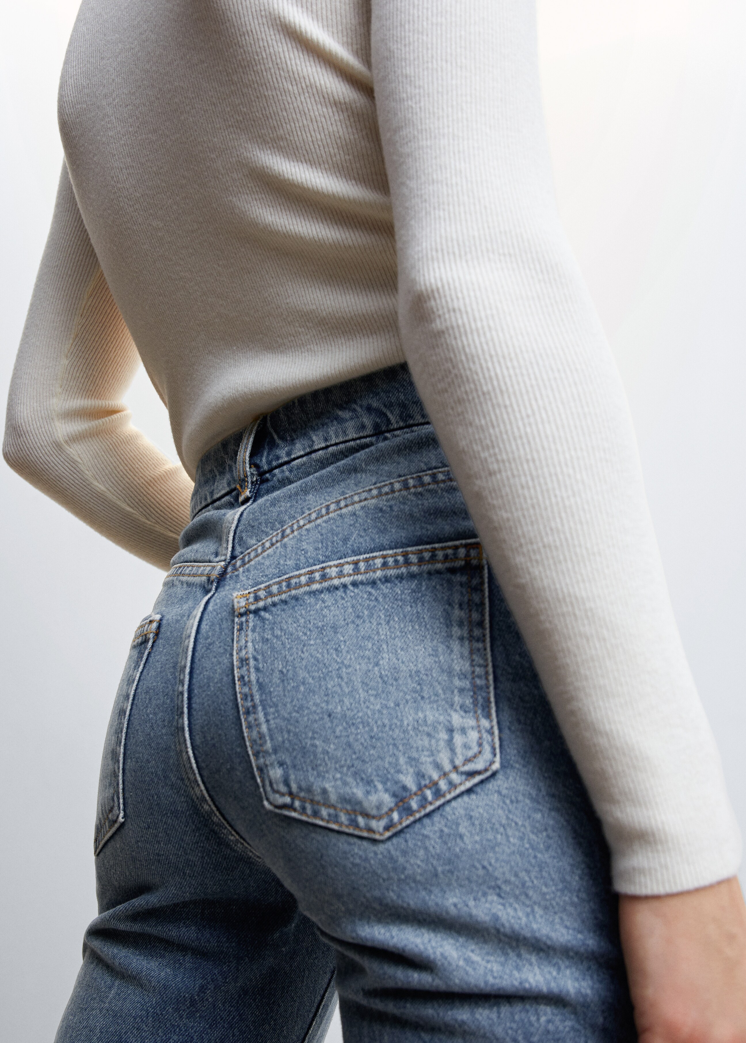 Flared-Jeans mit mittlerer Bundhöhe - Detail des Artikels 6