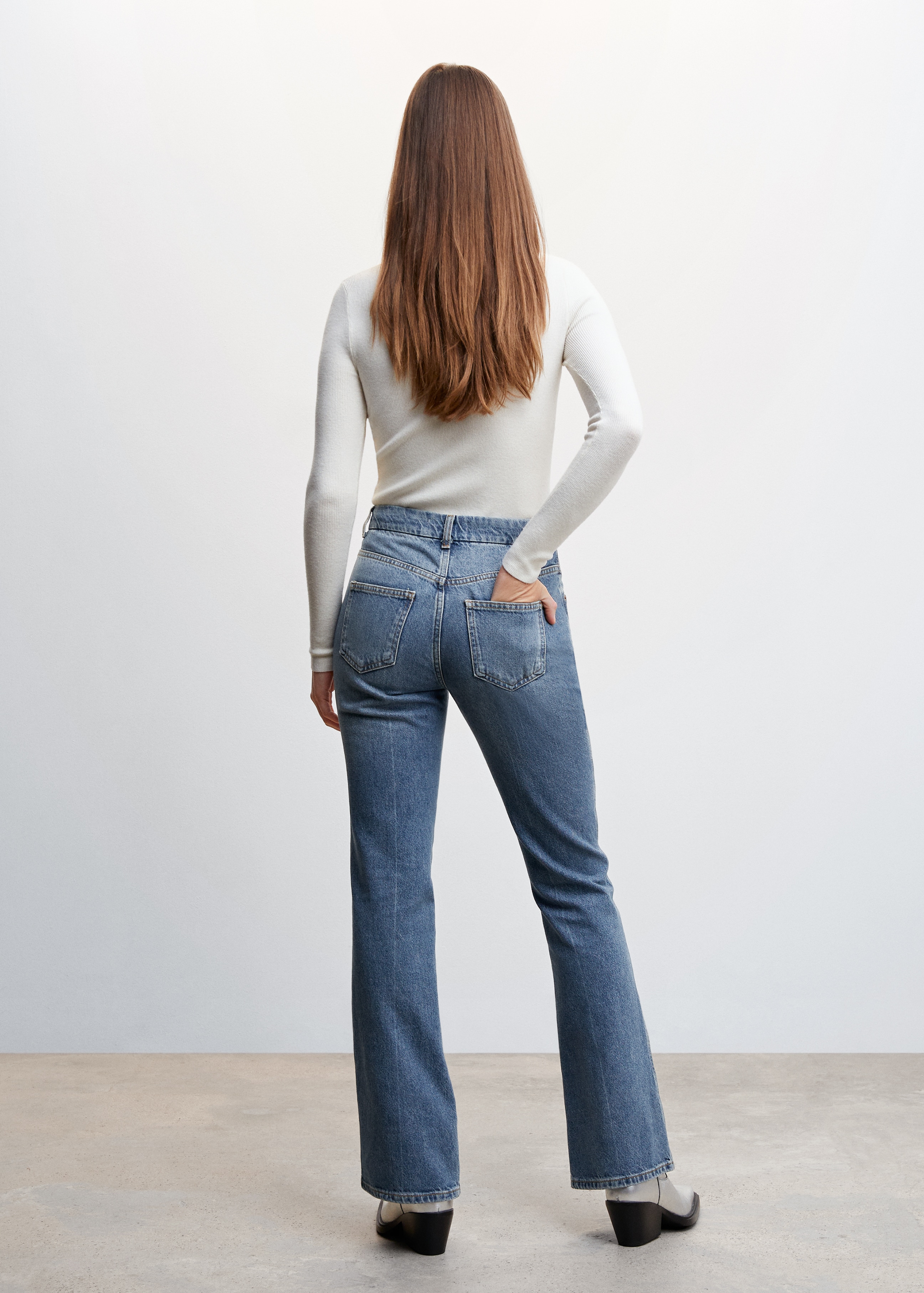 Flared-Jeans mit mittlerer Bundhöhe - Rückseite des Artikels