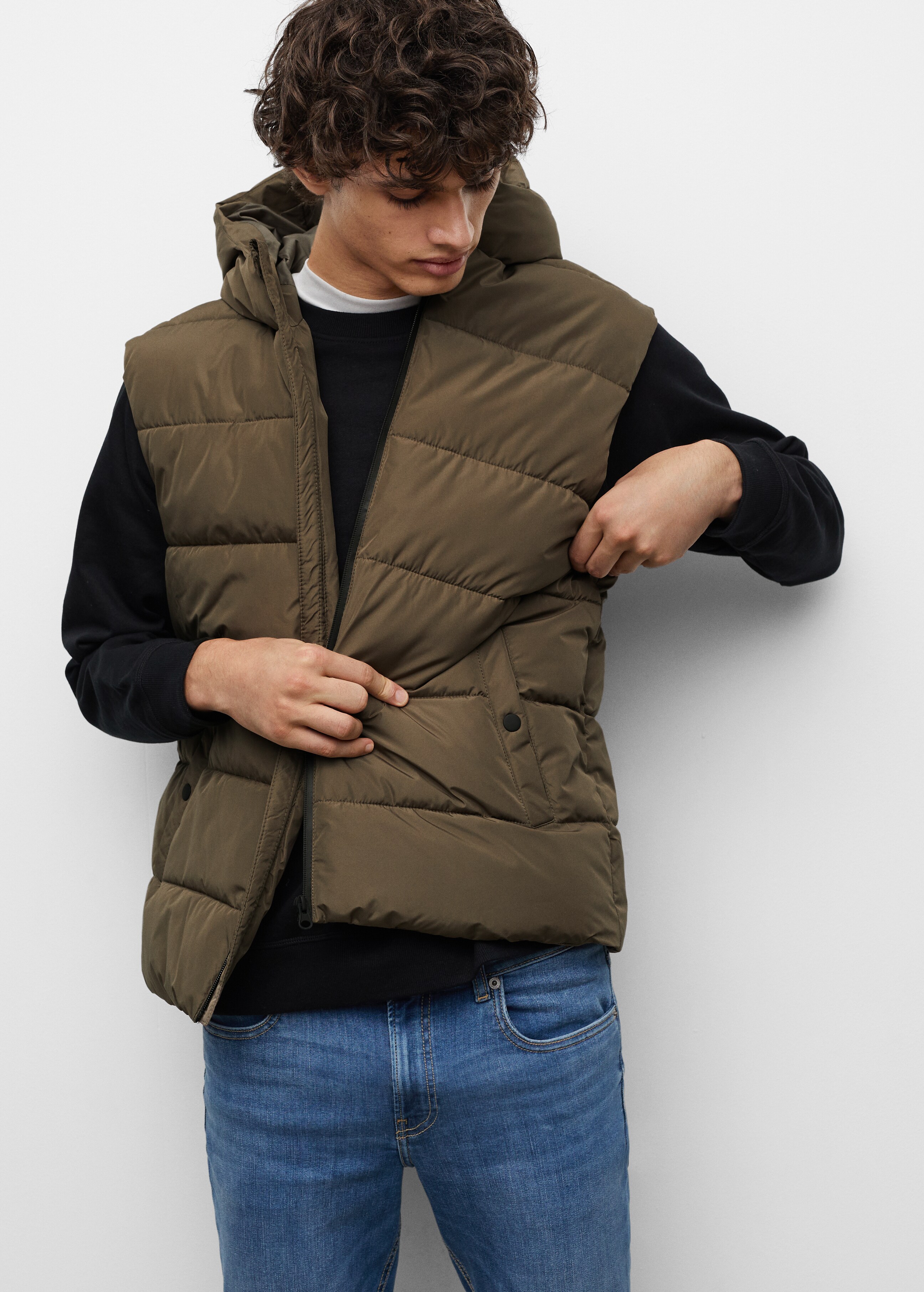 Down feather gilet with hood - Details of the article 2
