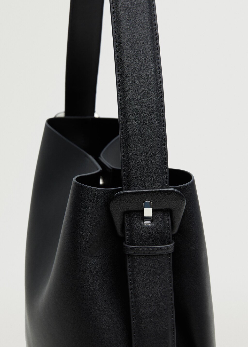 Shopper bag with buckle - Details of the article 2