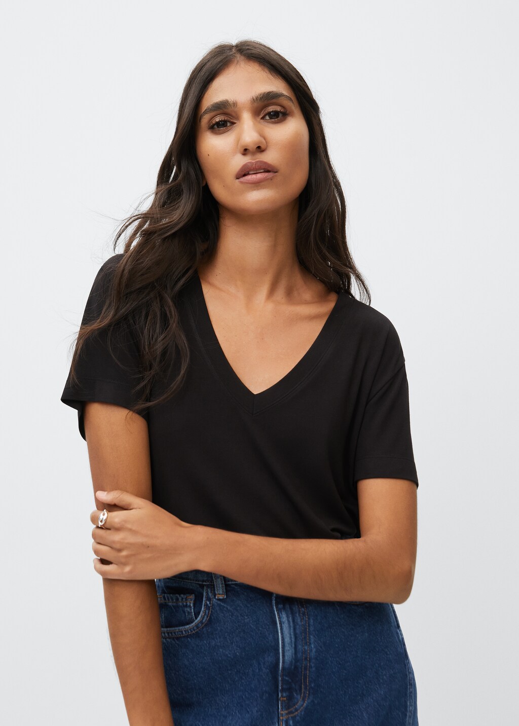 V-neck flowy t-shirt - Details of the article 1