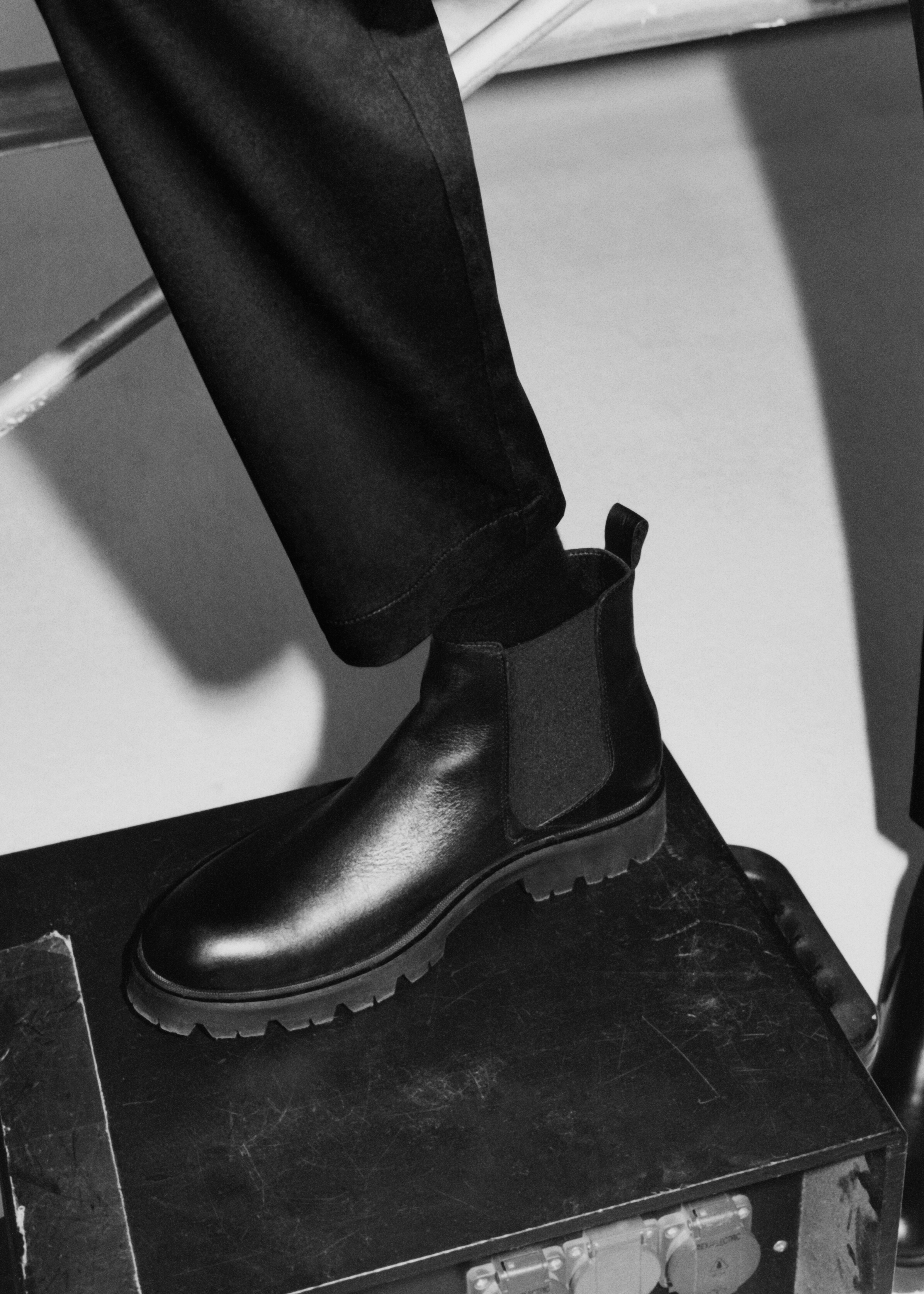 Track sole Chelsea boots - Details of the article 8