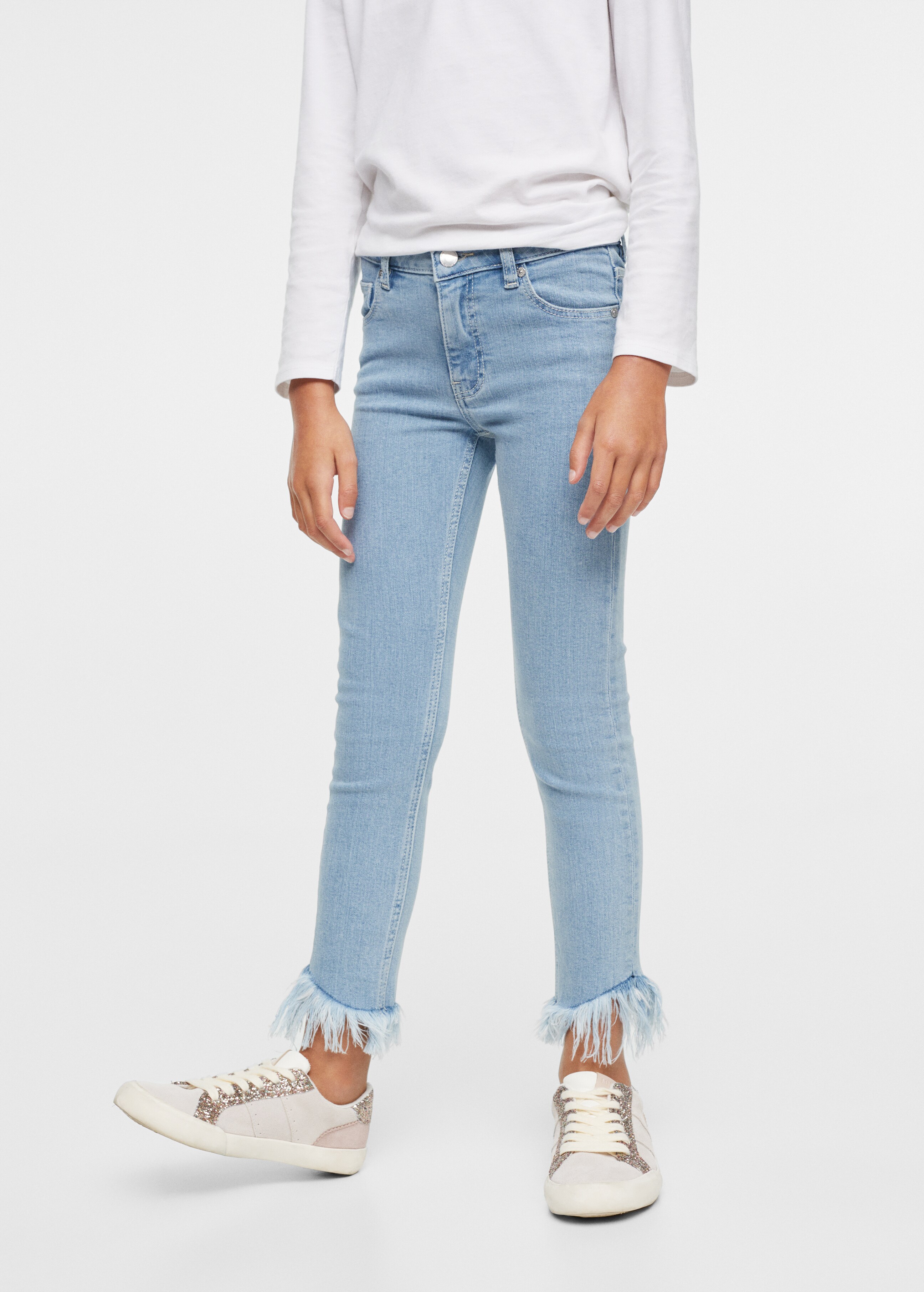 Skinny jeans with frayed hem  - Details of the article 1