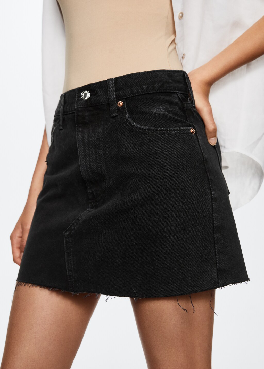 Denim miniskirt with frayed hem - Details of the article 1