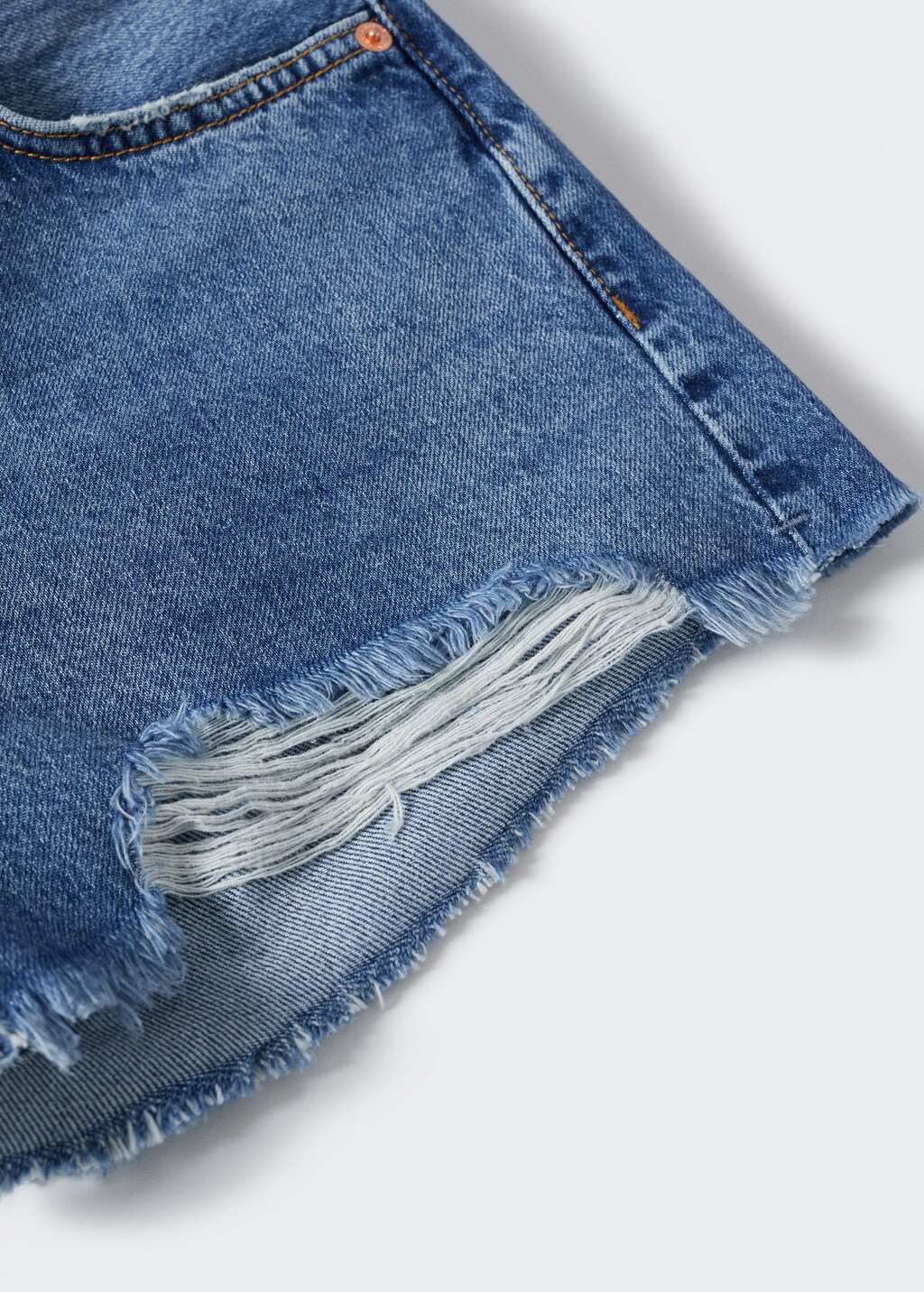 Mini-Shorts mit ausgefranstem Saum - Detail des Artikels 8