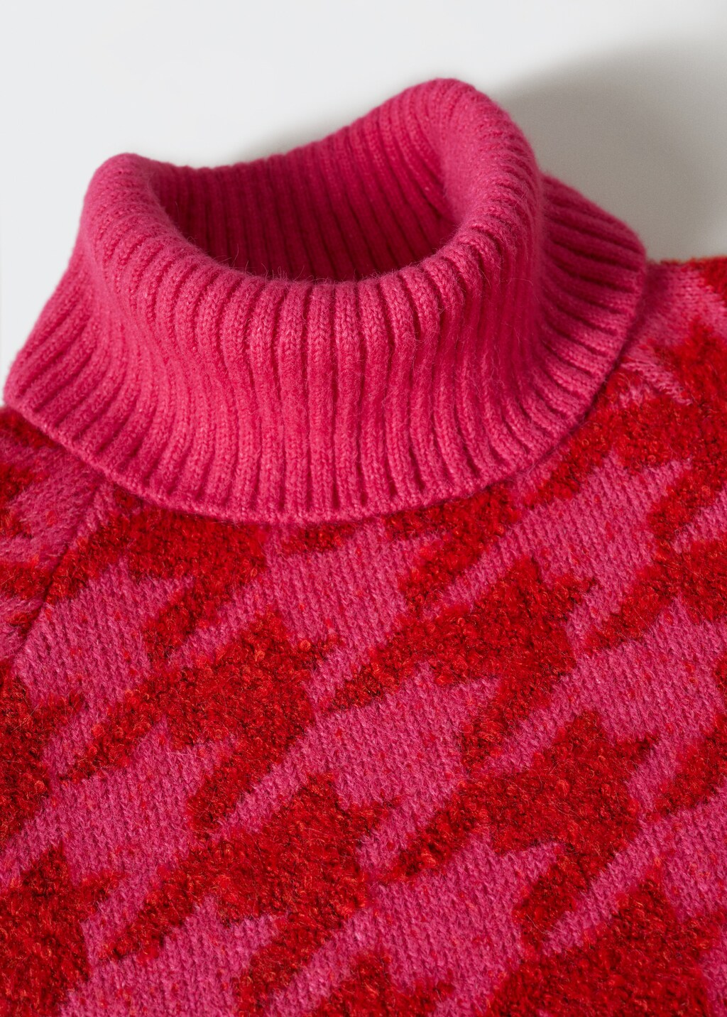 Turtleneck sweater with houndstooth print - Details of the article 8