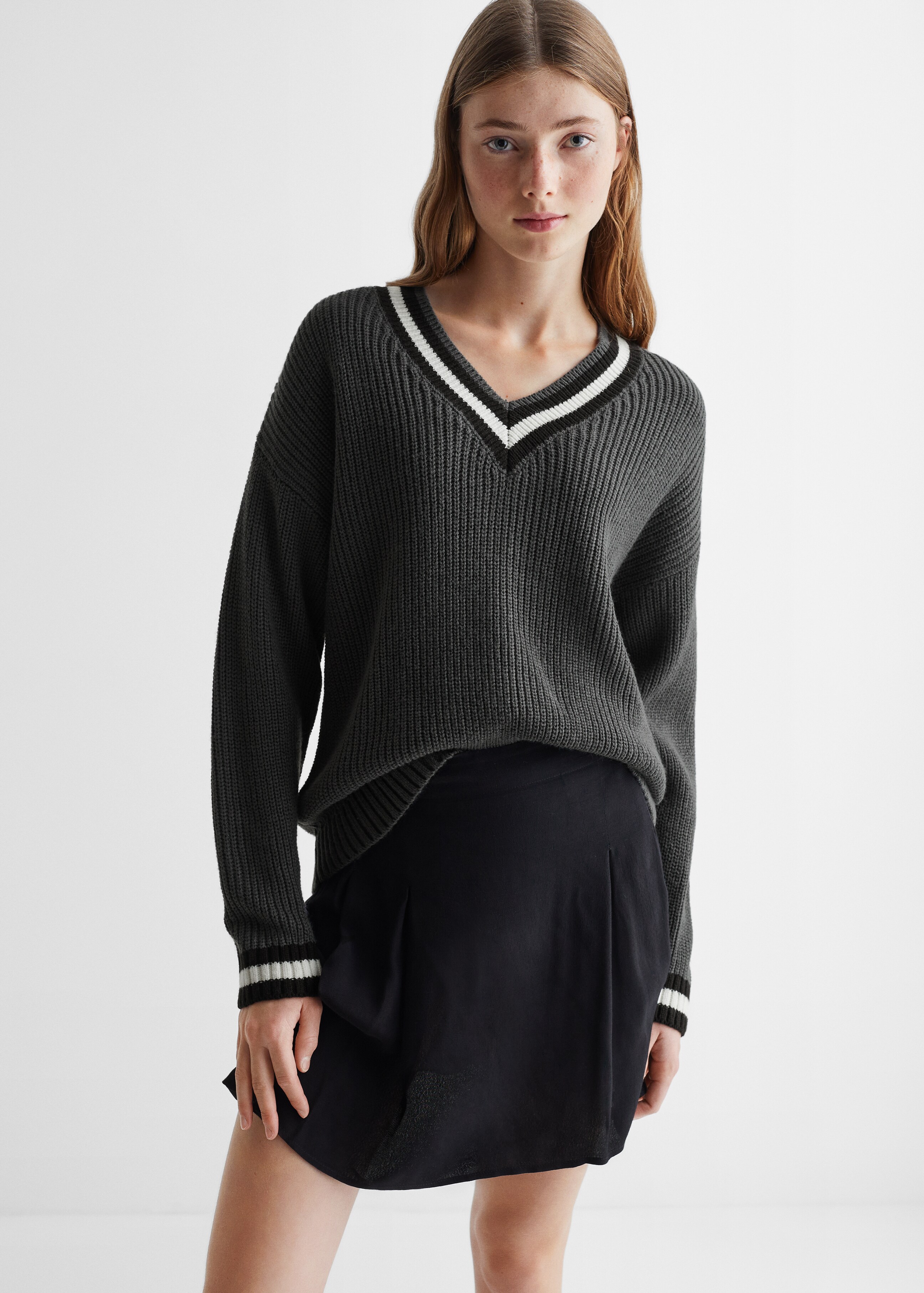 V-neck knit sweater - Medium plane