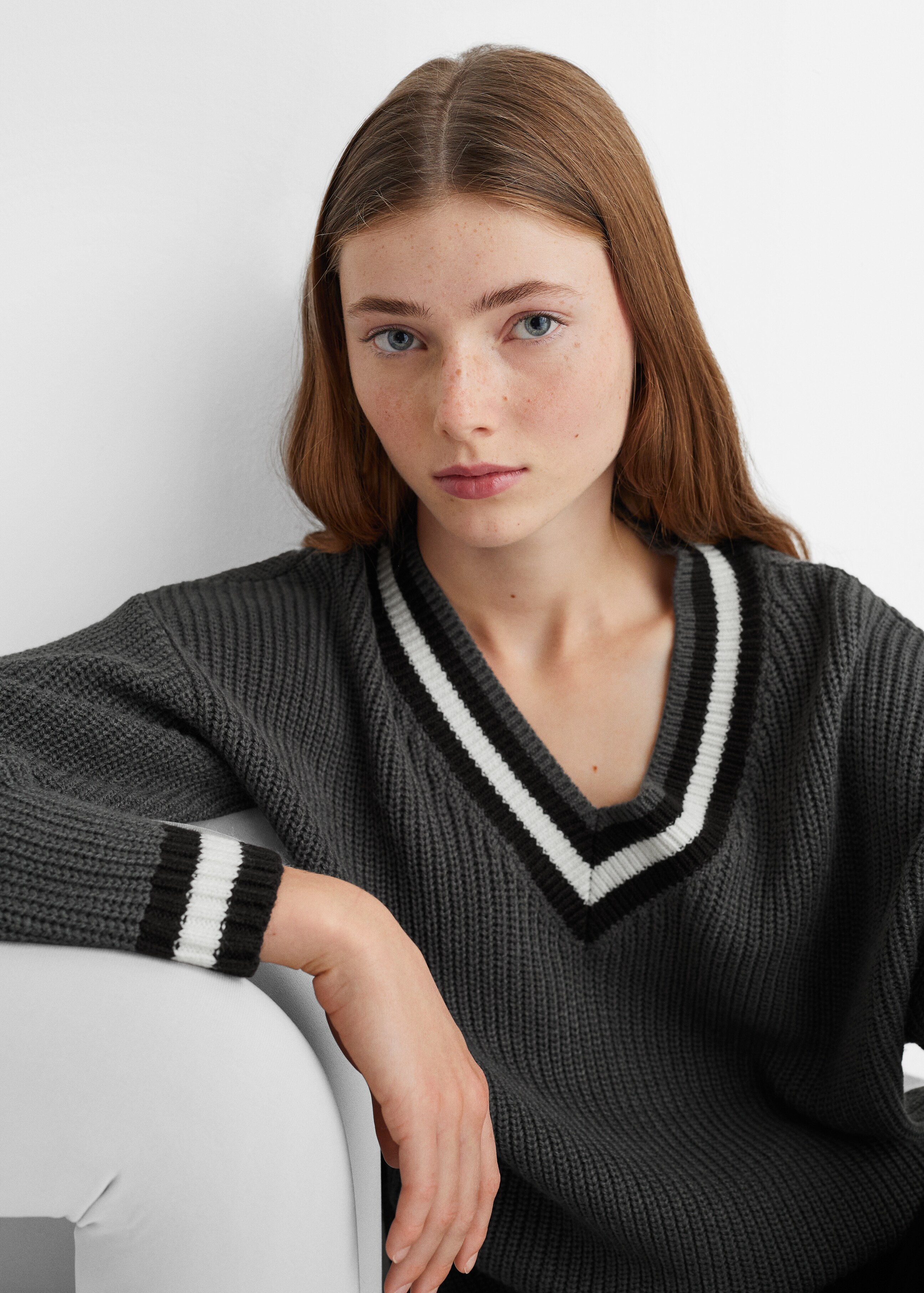 V-neck knit sweater - Details of the article 2