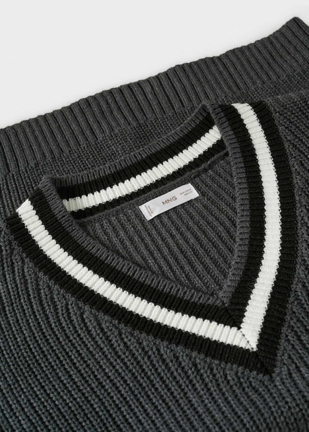 V-neck knit sweater - Details of the article 8