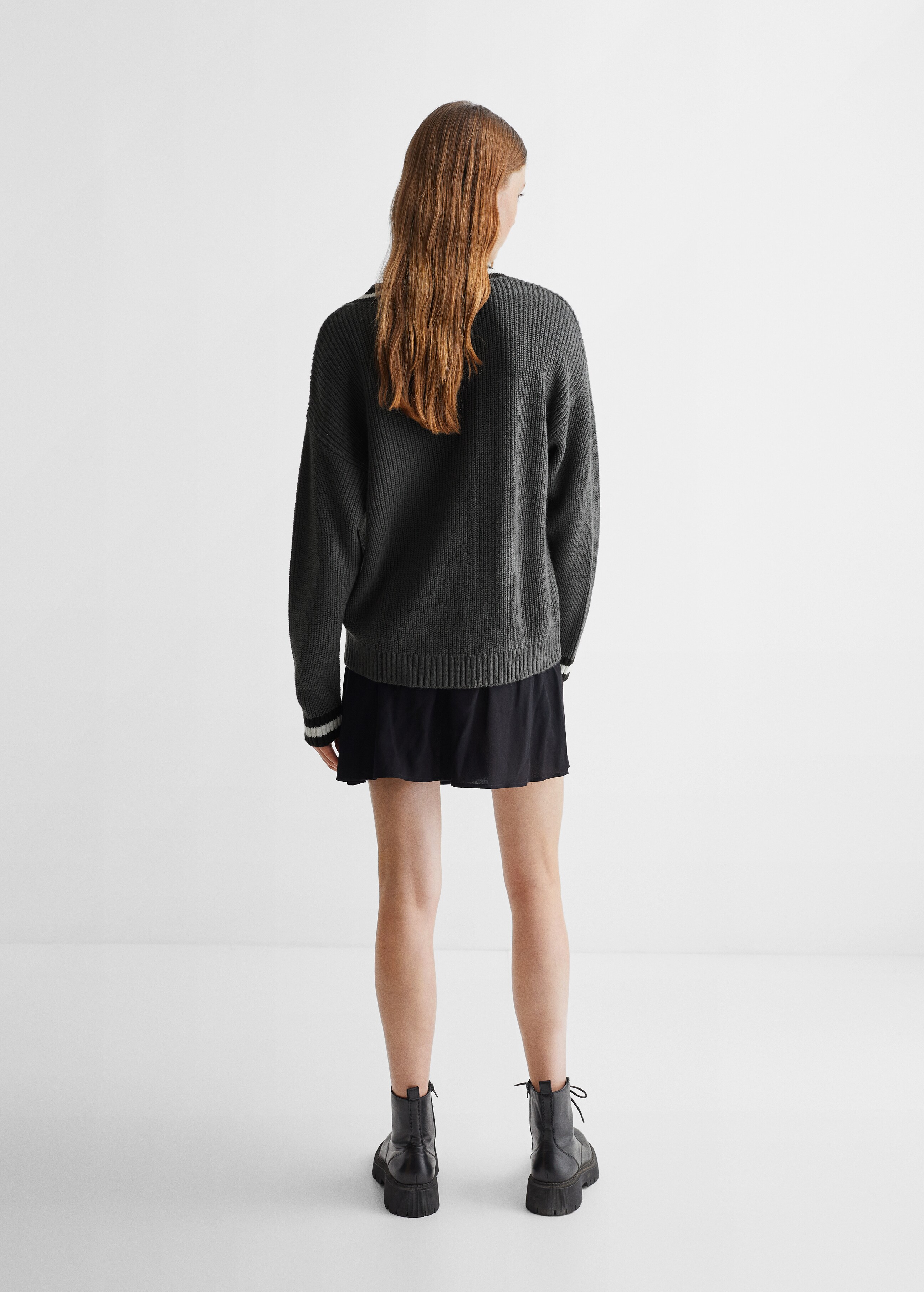 V-neck knit sweater - Reverse of the article