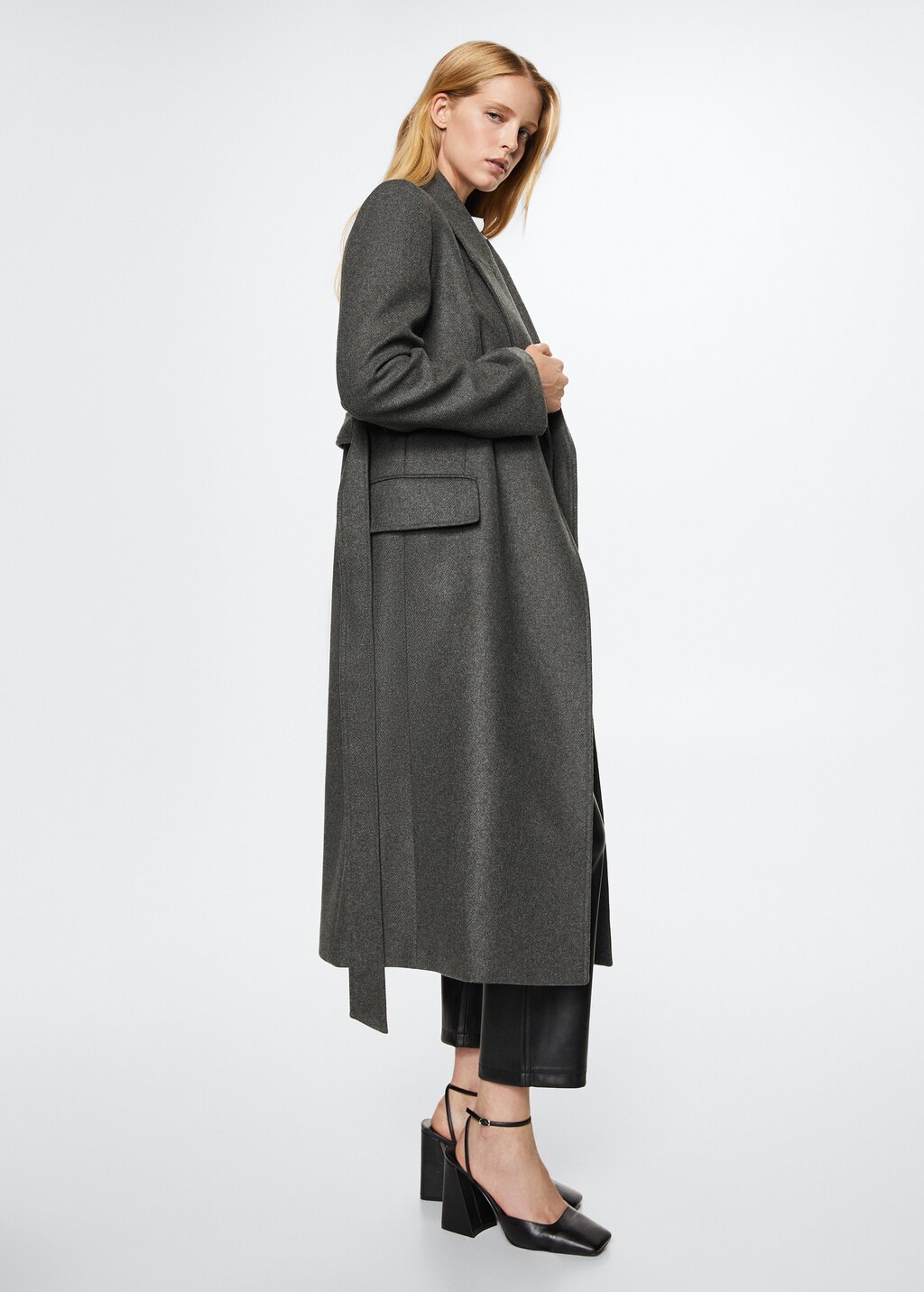 Long coat with lapels - Details of the article 2