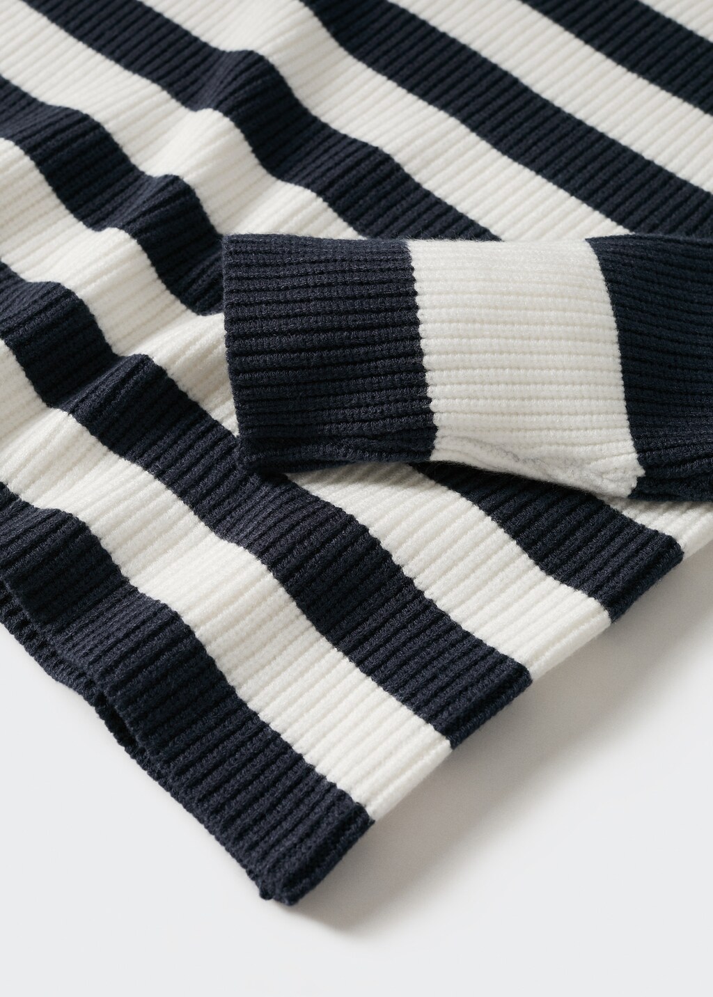 Round-neck striped sweater - Details of the article 8