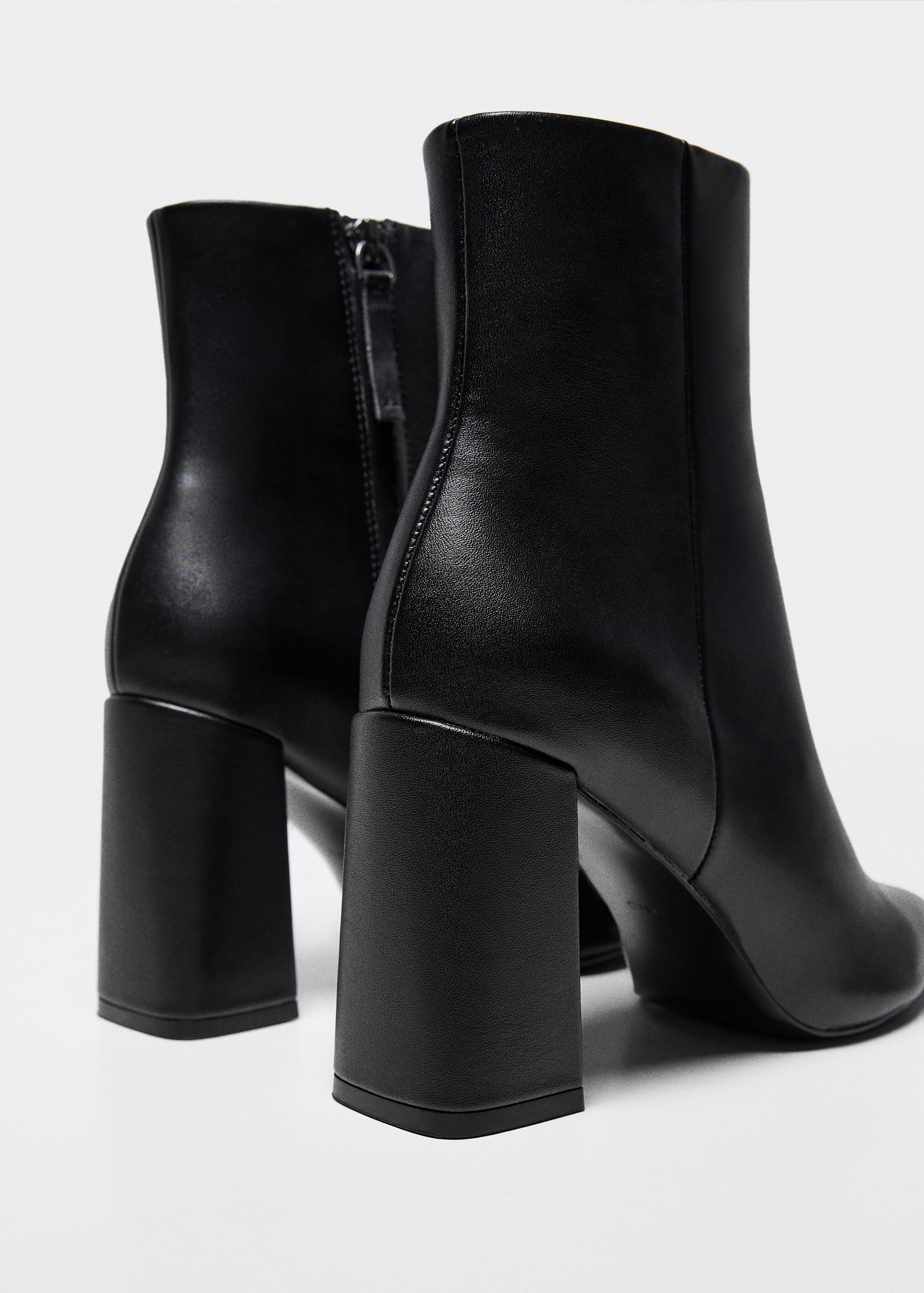Ankle boots with block heel - Details of the article 1
