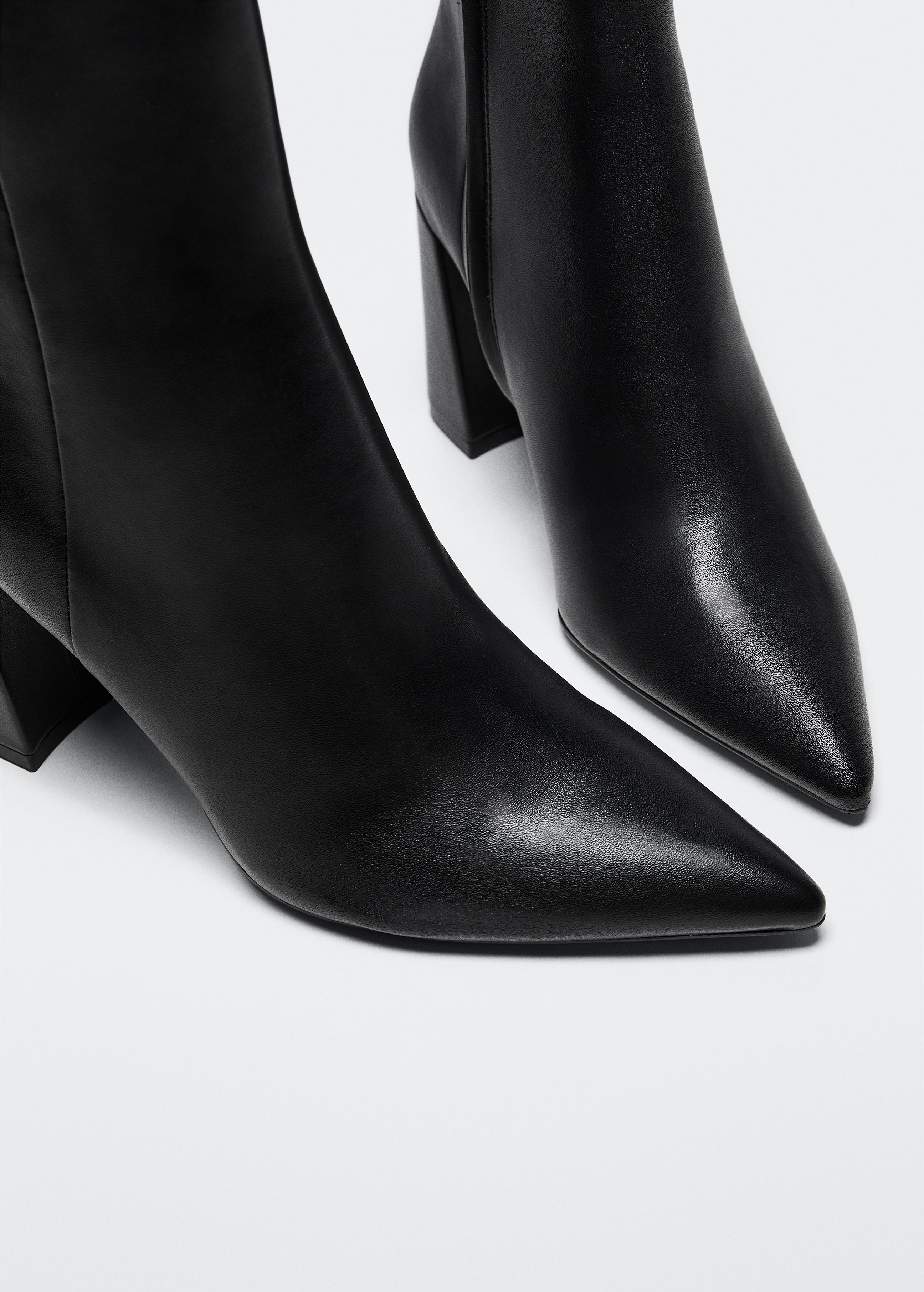 Ankle boots with block heel - Details of the article 2