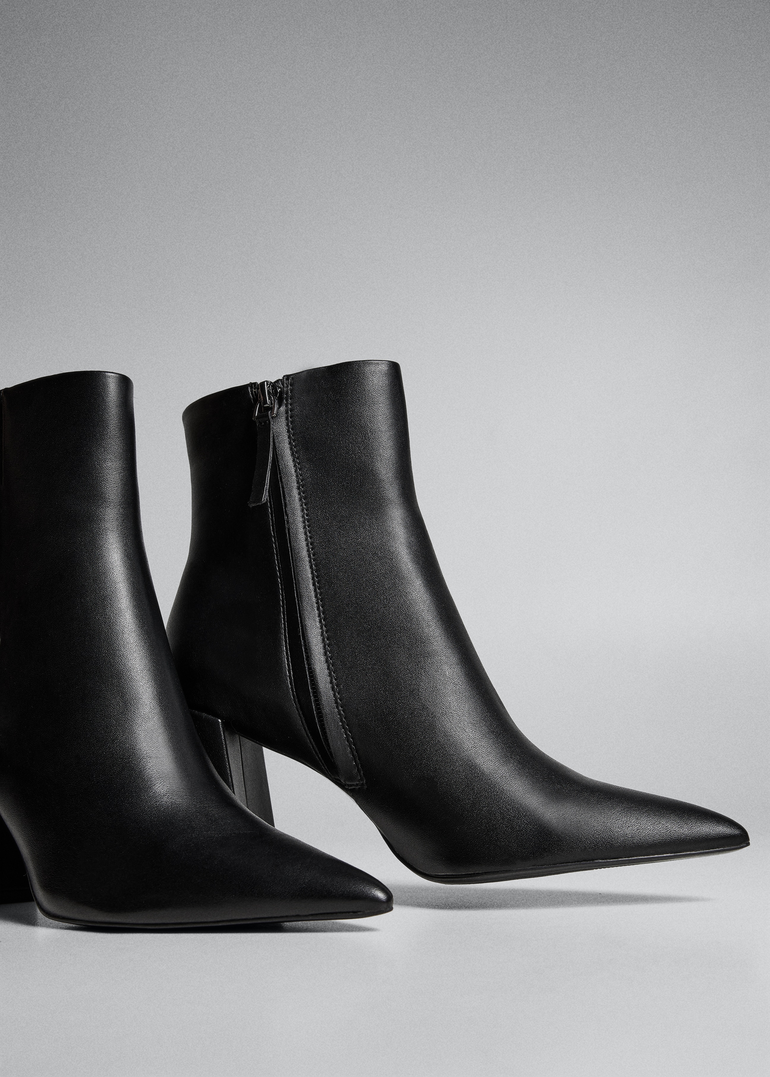 Ankle boots with block heel - Details of the article 5