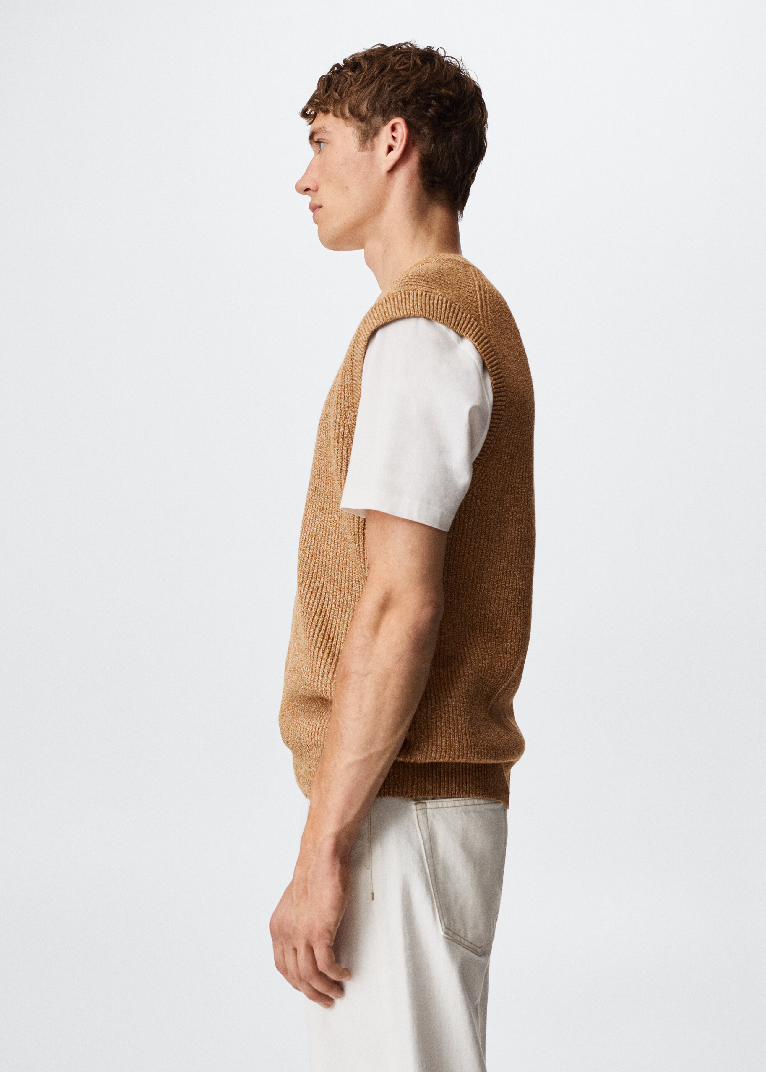 Structured knitted vest