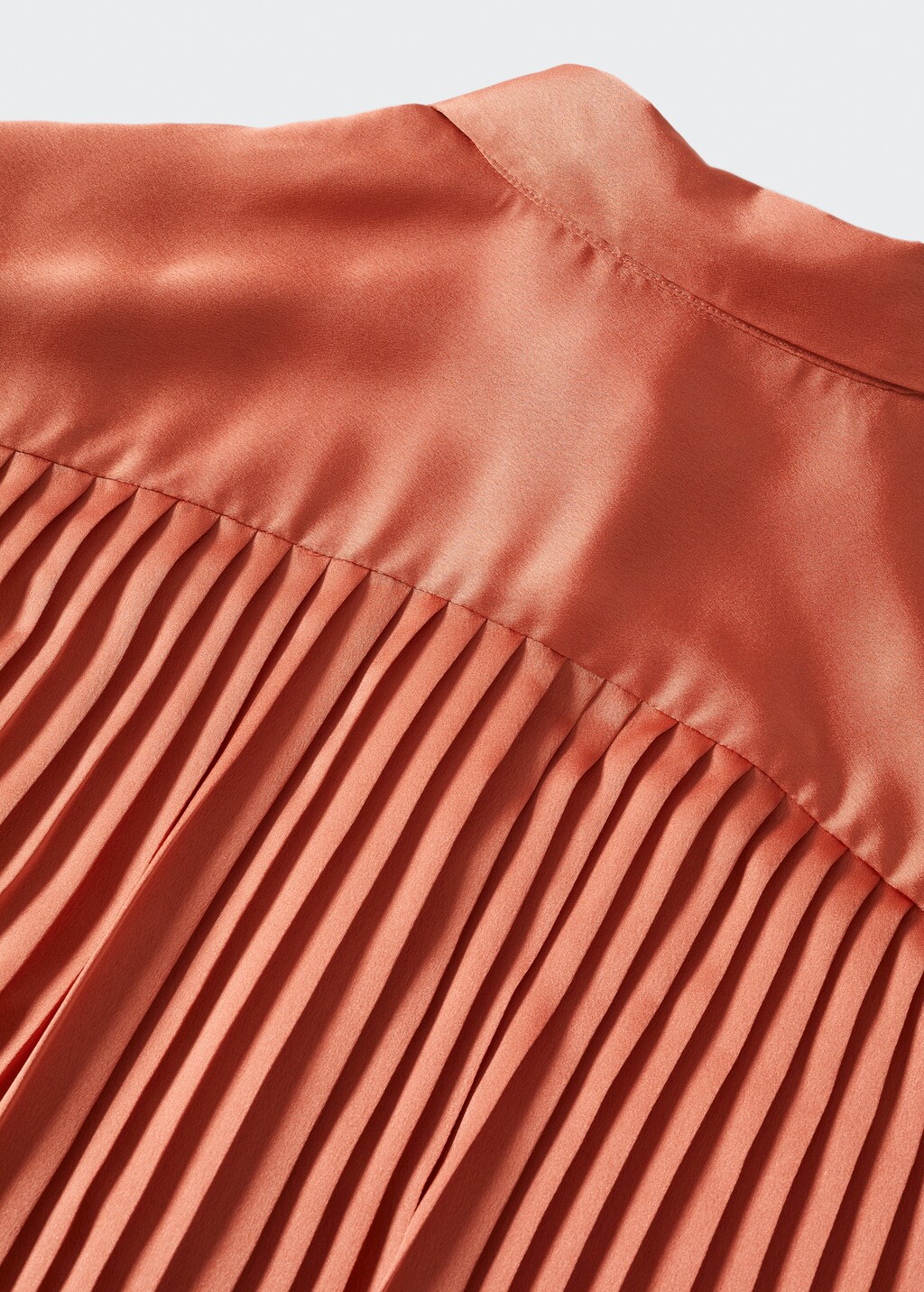 Satinierte Bluse mit Plisséedetails - Detail des Artikels 8