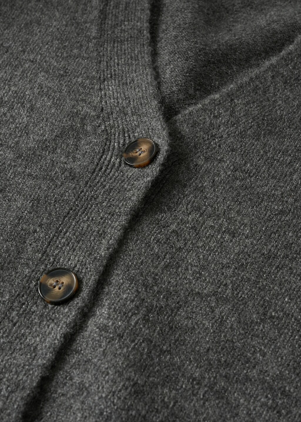 Oversized cardigan with buttons - Details of the article 8