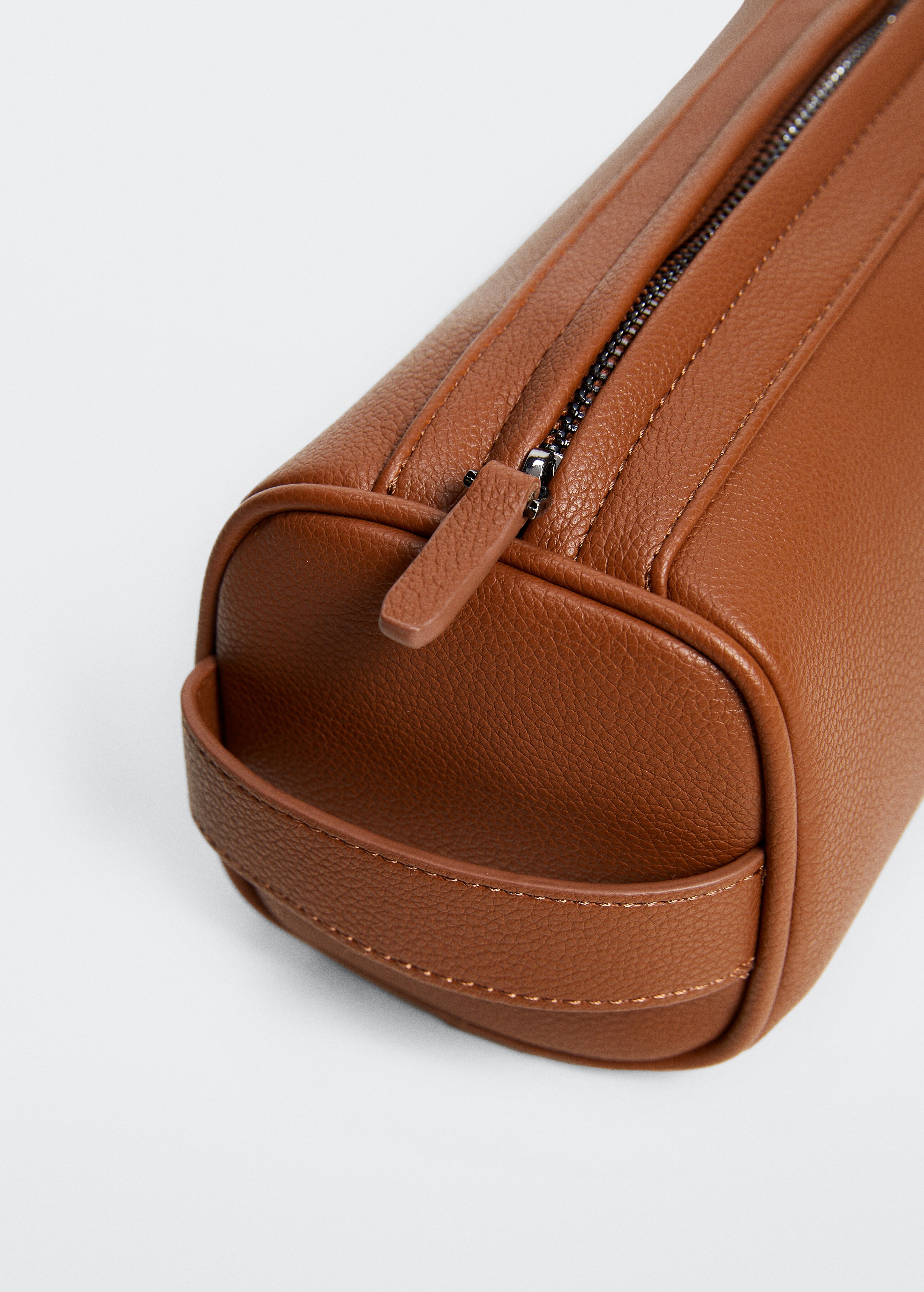Leather-effect toiletry bag - Details of the article 1