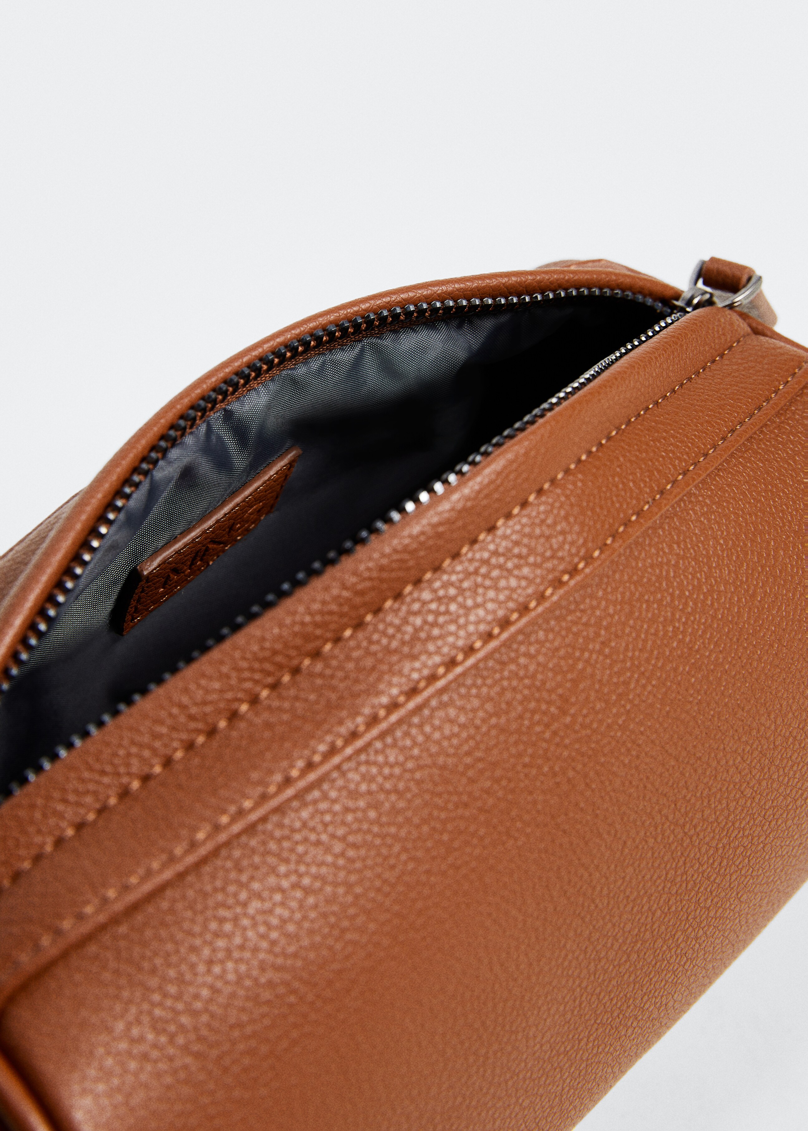 Leather-effect toiletry bag - Details of the article 2