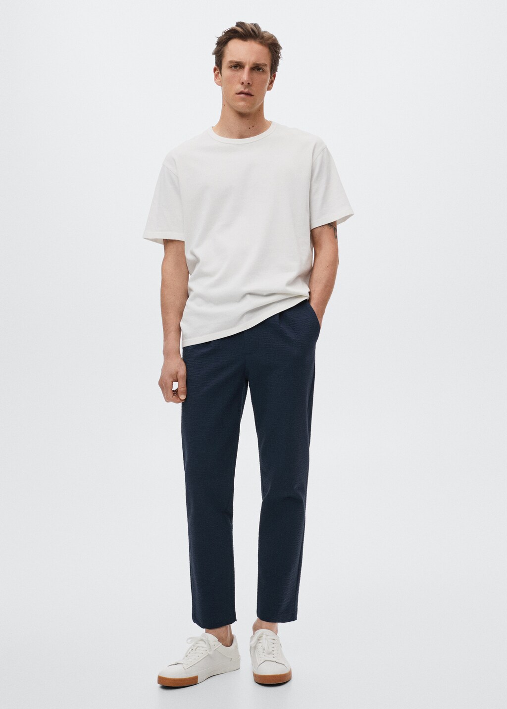 Seersucker-effect pleated trousers - General plane