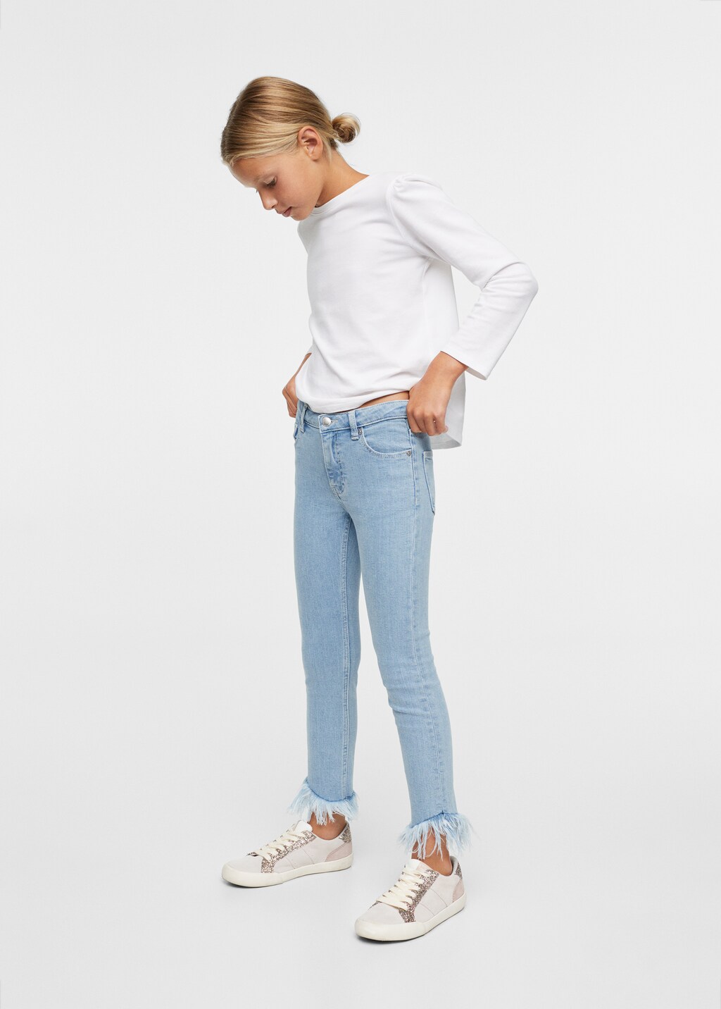 Skinny jeans met gerafelde broekspijpen - Overzichtstekening