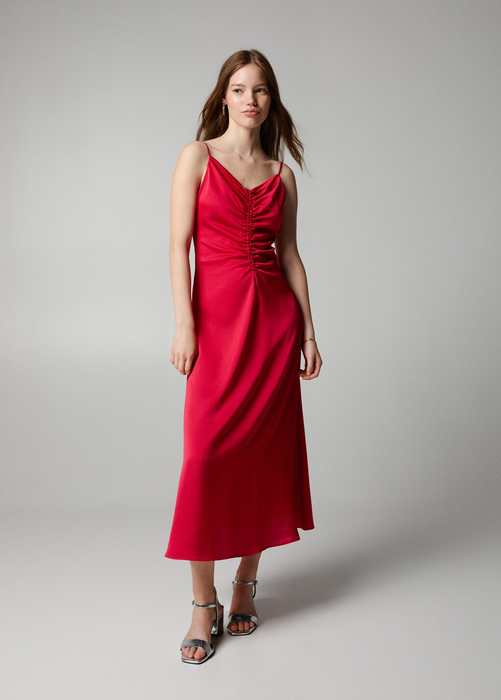 Satiniertes Kleid mit Raffdetails - Allgemeine Ansicht