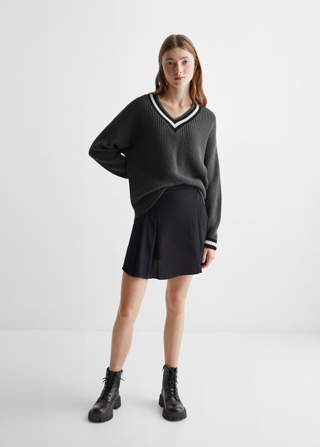 V-neck knit sweater - General plane