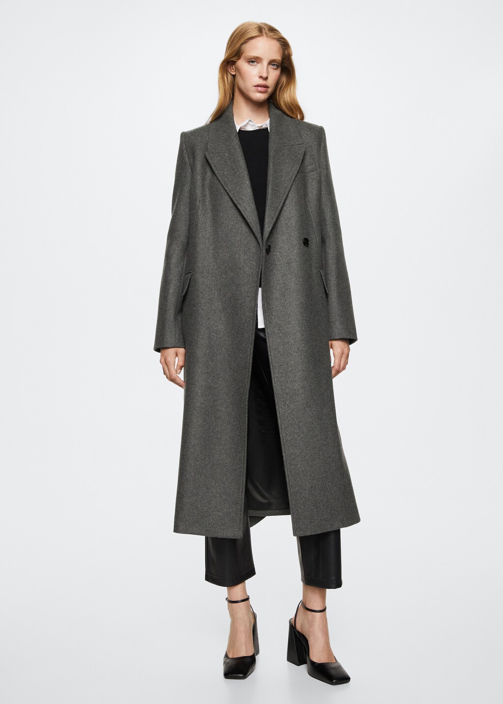 Long coat with lapels - General plane