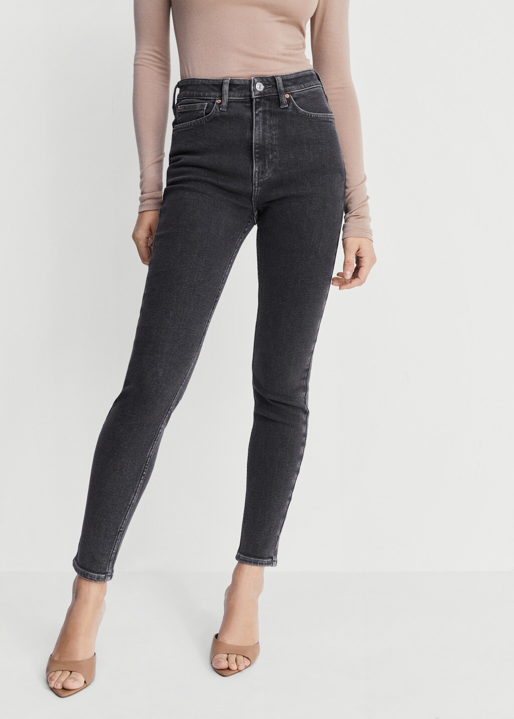 Jean skinny taille haute  - Plan moyen