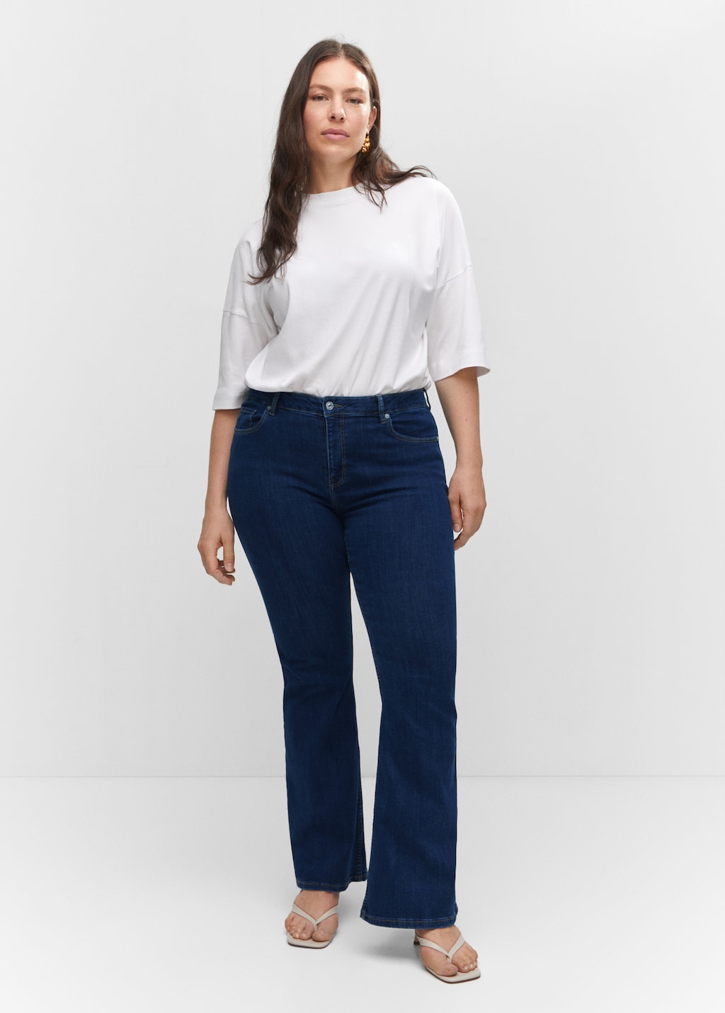 Medium-rise flared jeans  - Details of the article 3