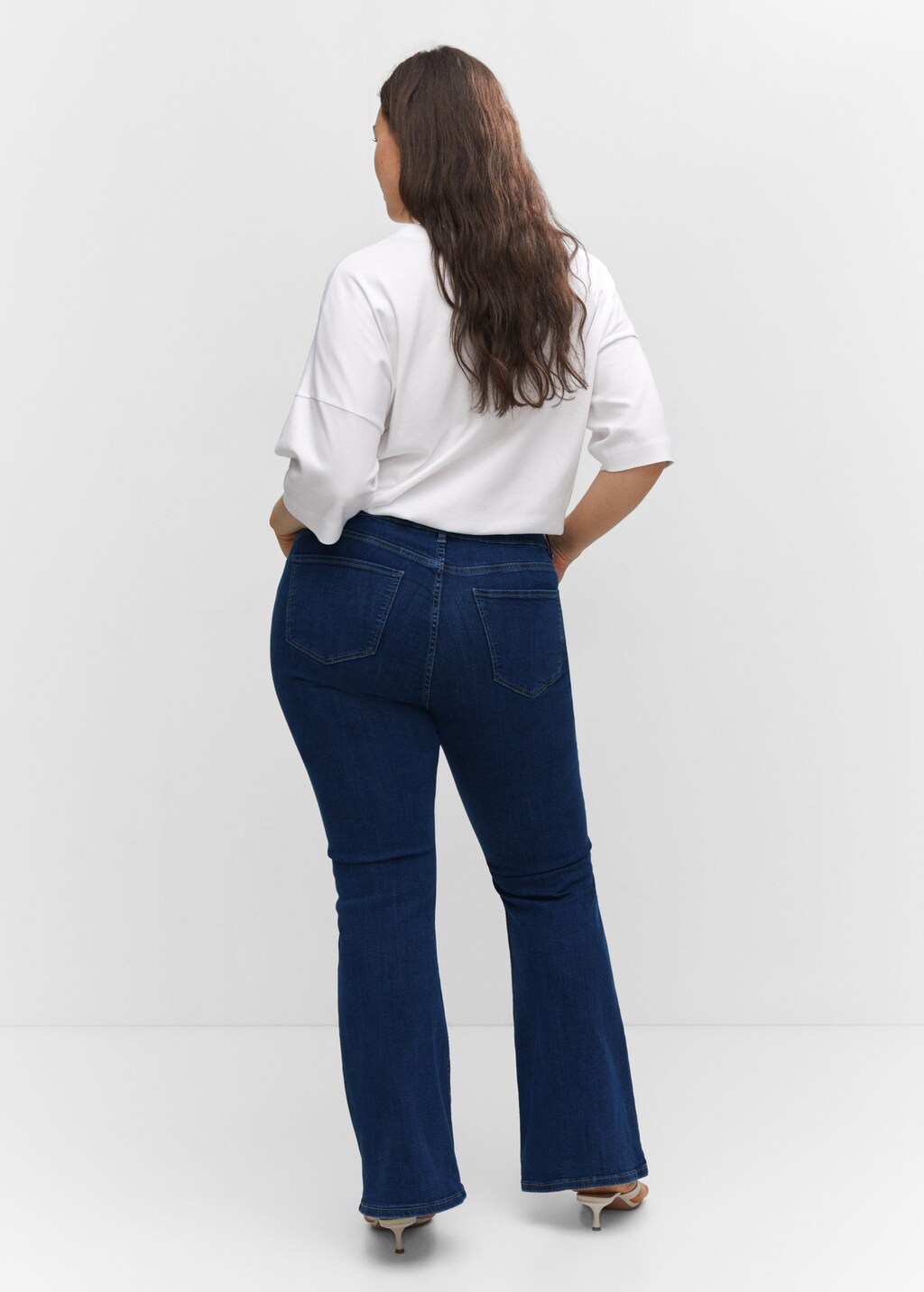 Medium-rise flared jeans  - Details of the article 4