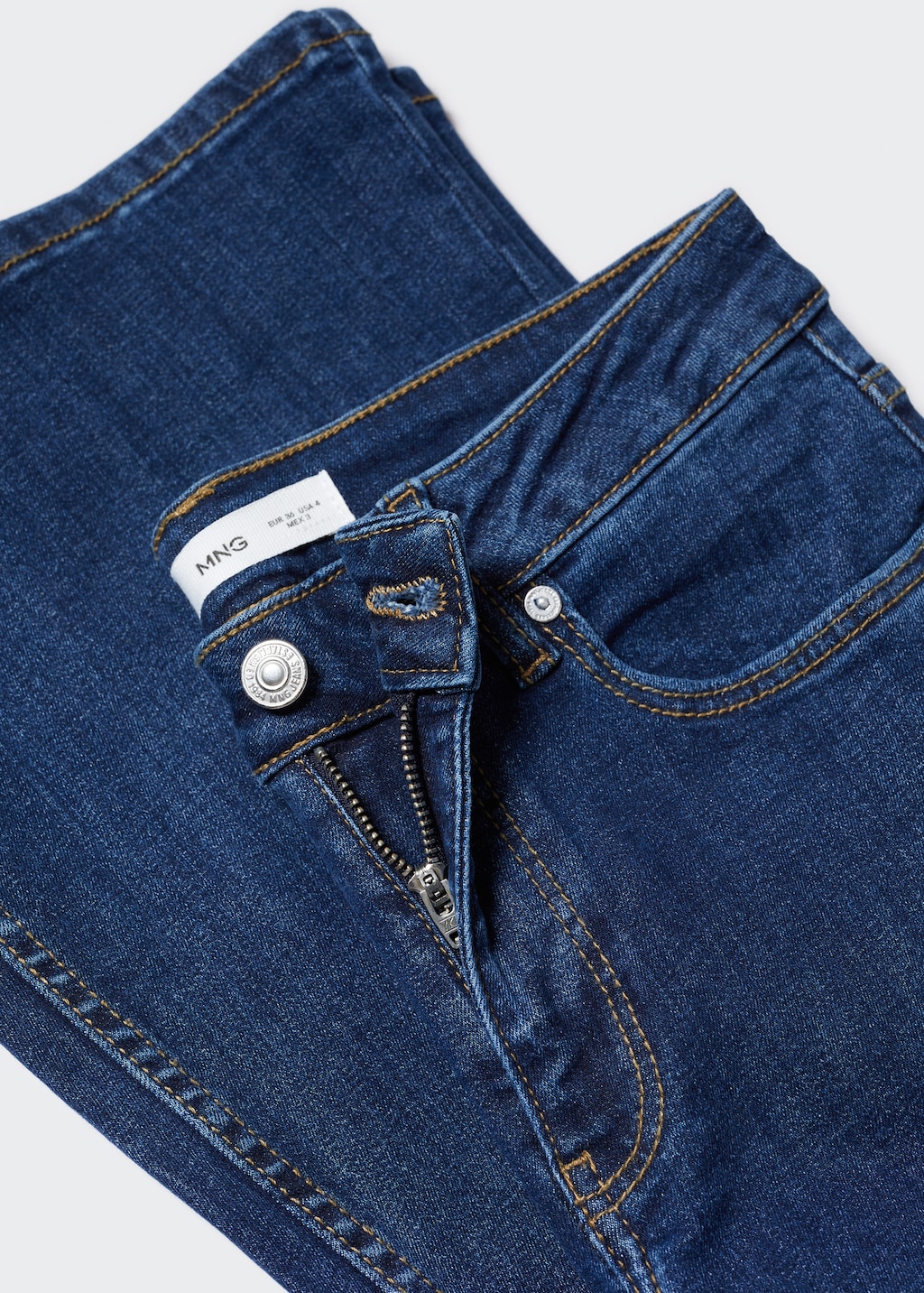 Medium-rise flared jeans  - Details of the article 8