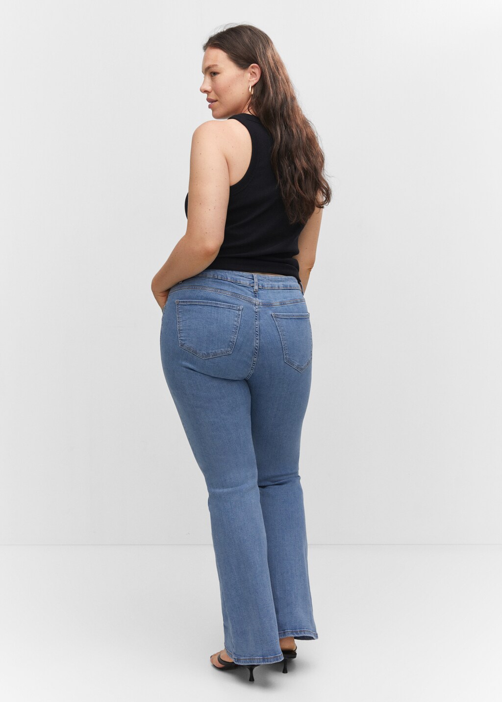 Medium-rise flared jeans  - Details of the article 4