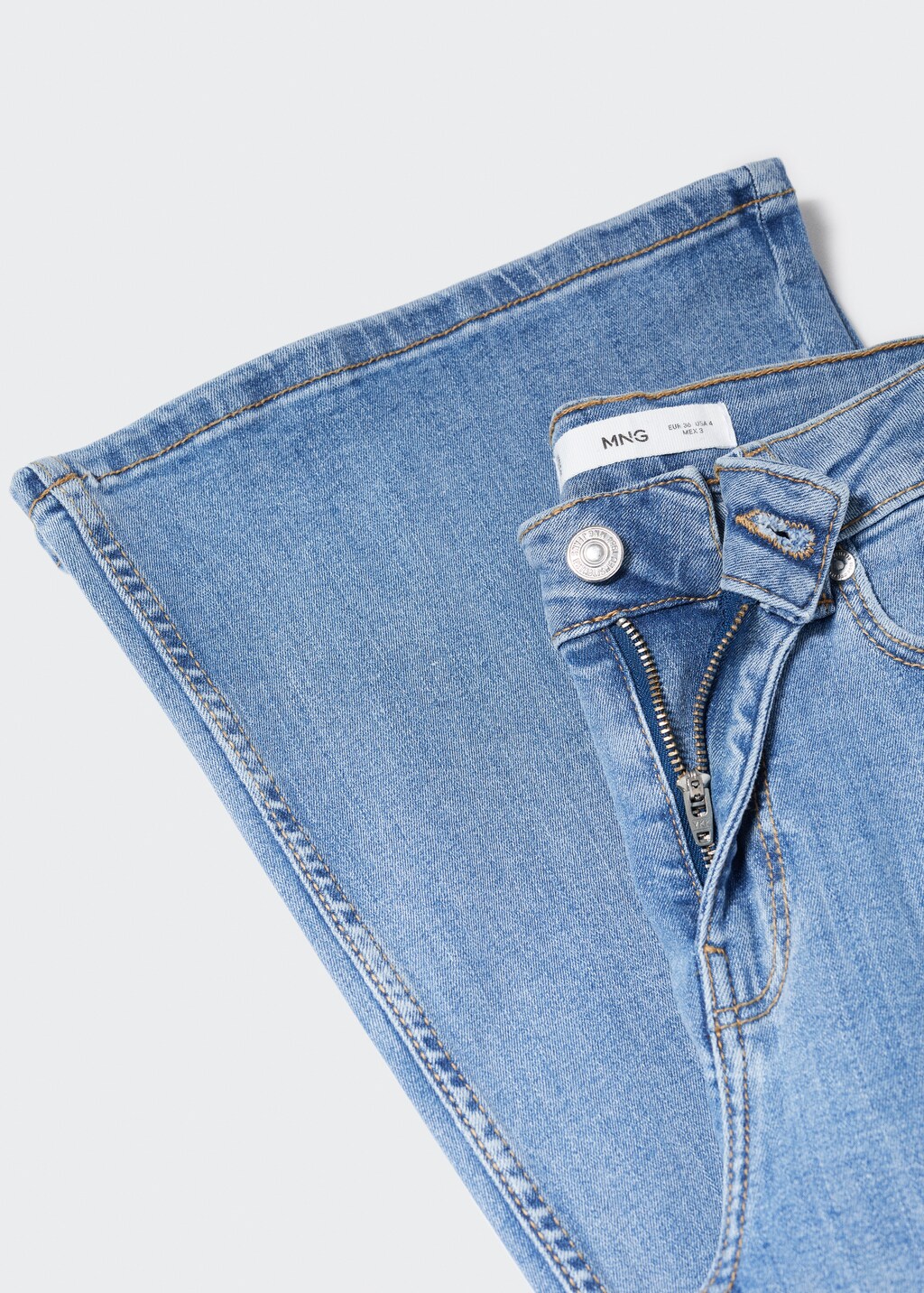 Medium-rise flared jeans  - Details of the article 8