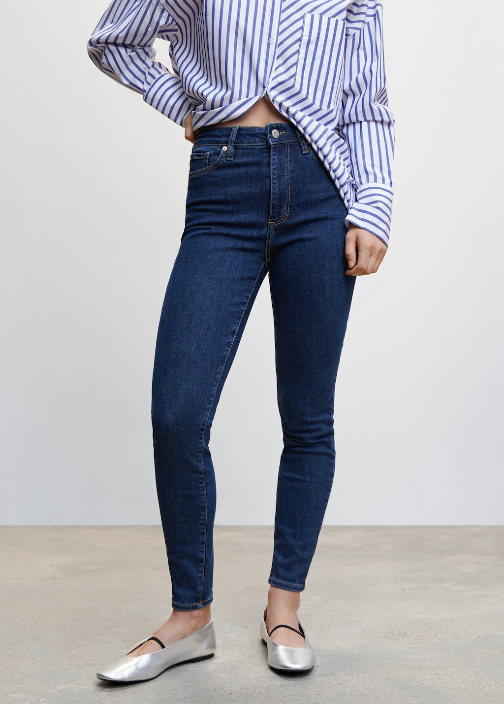 Jean skinny taille haute  - Plan moyen