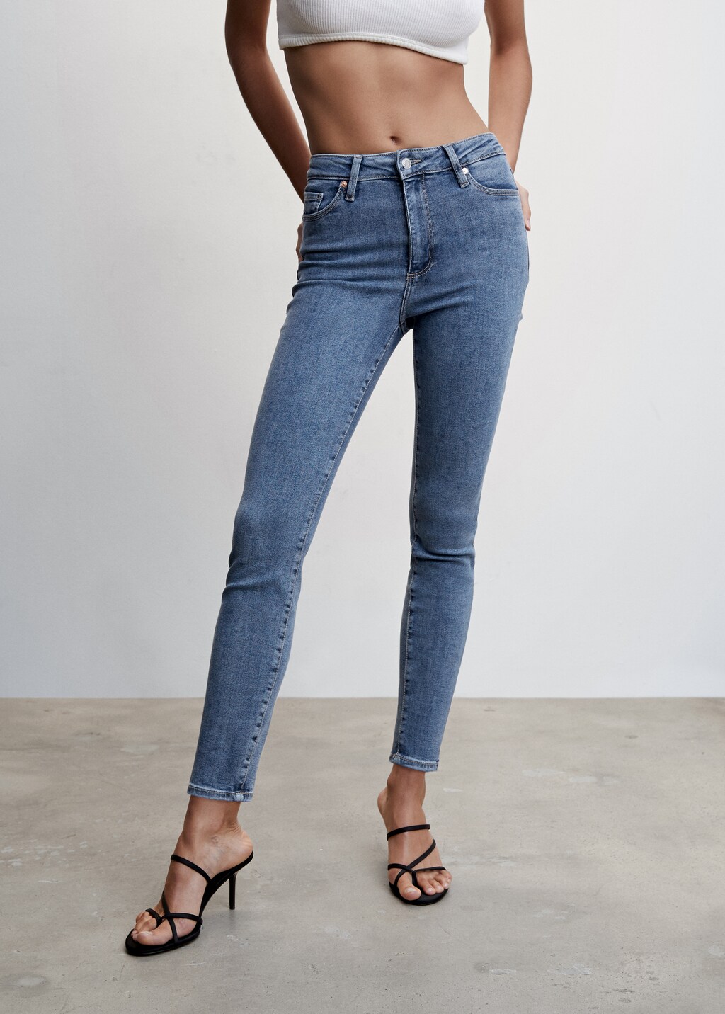 Jean skinny taille haute  - Plan moyen