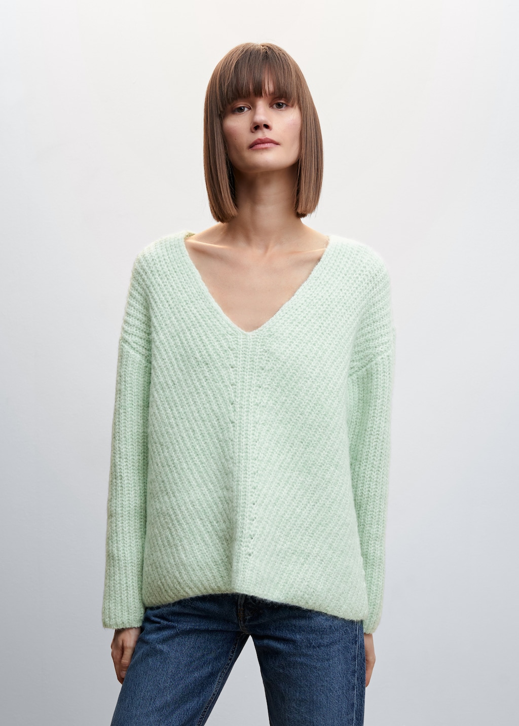 V-neck knit sweater - Medium plane