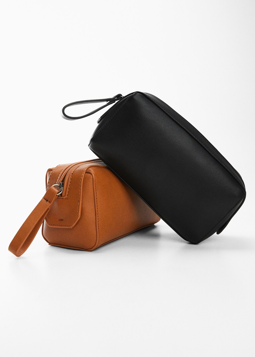 Leather-effect toiletry bag - Details of the article 5