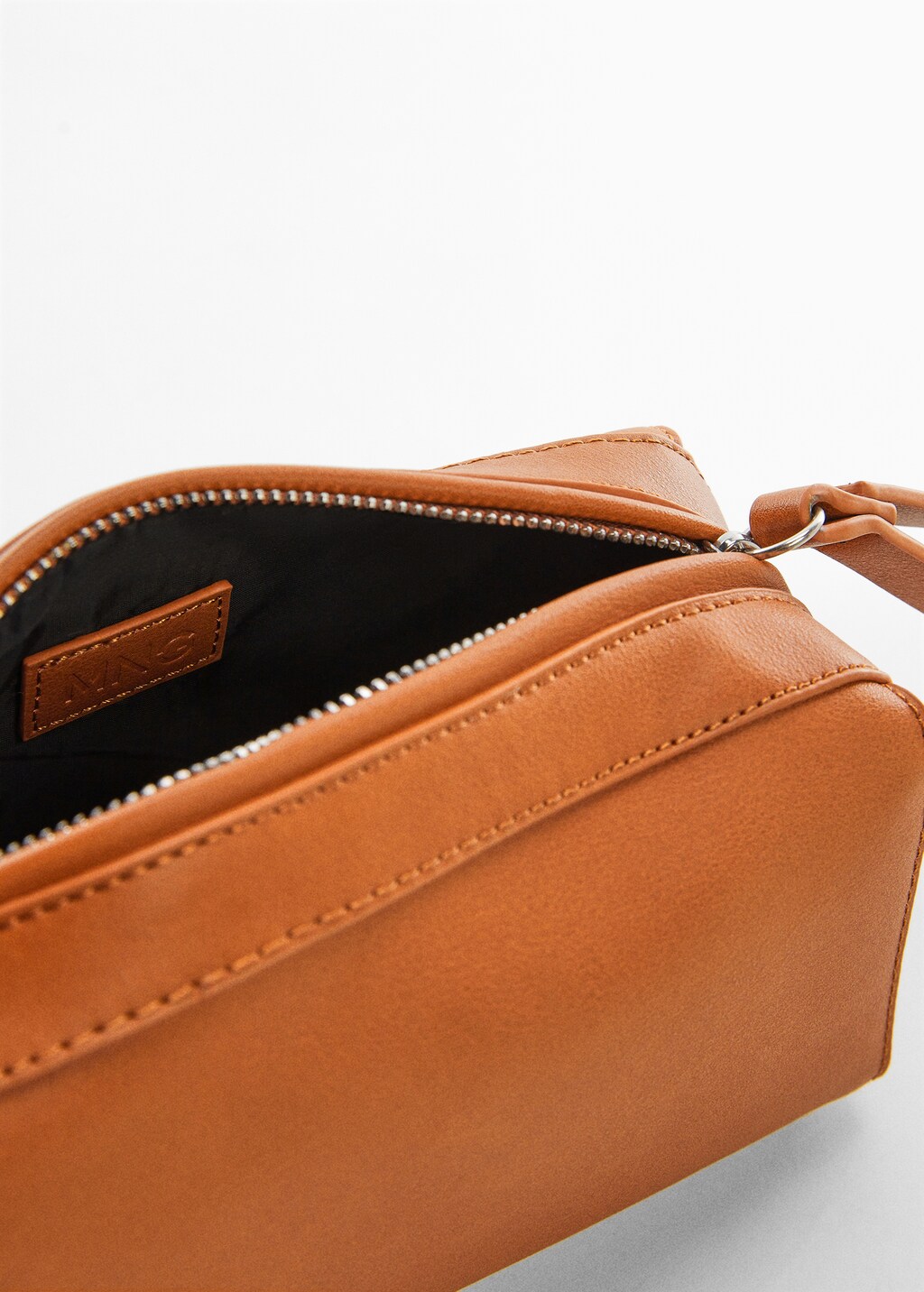 Leather-effect toiletry bag - Details of the article 1