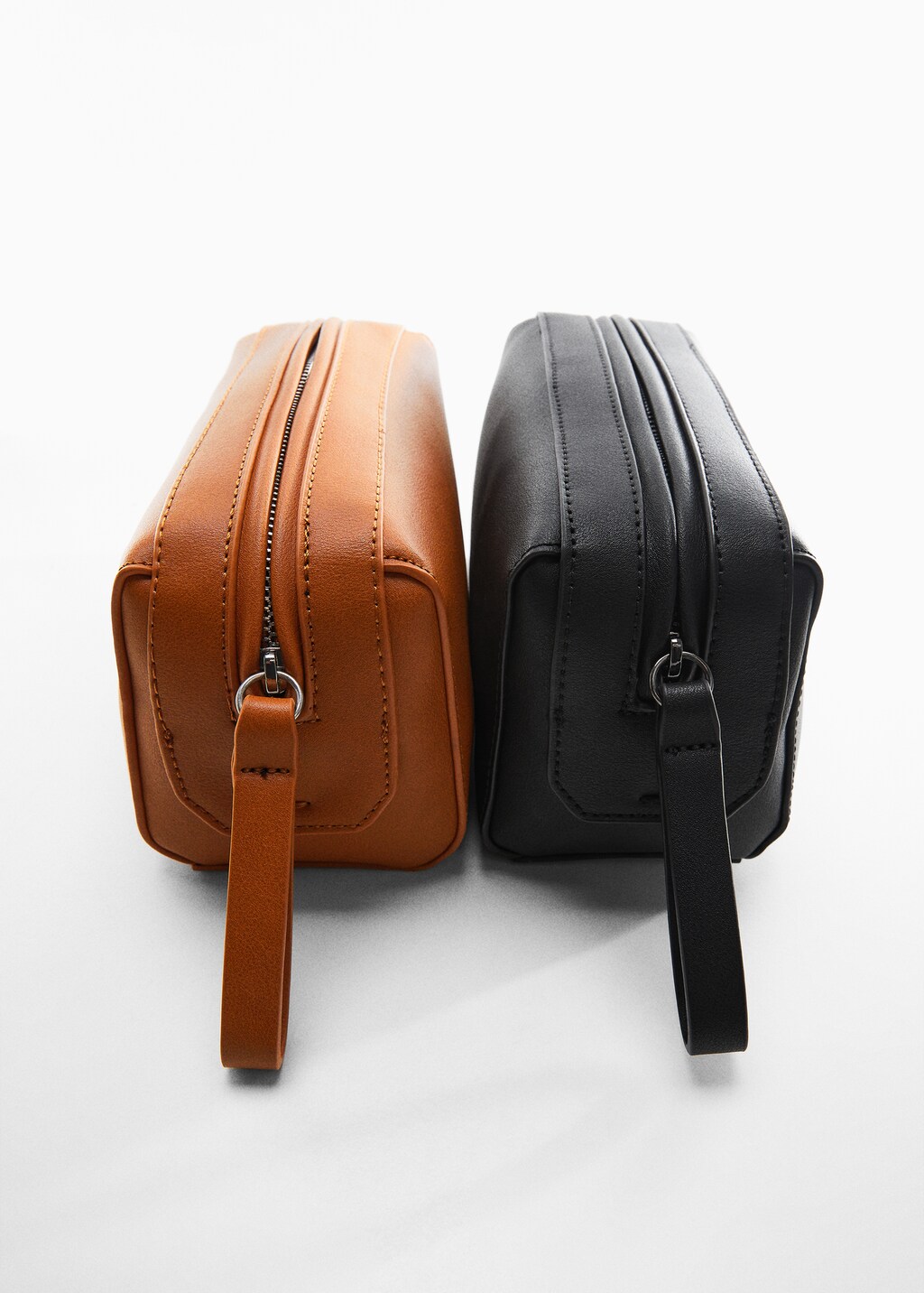 Leather-effect toiletry bag - Details of the article 5