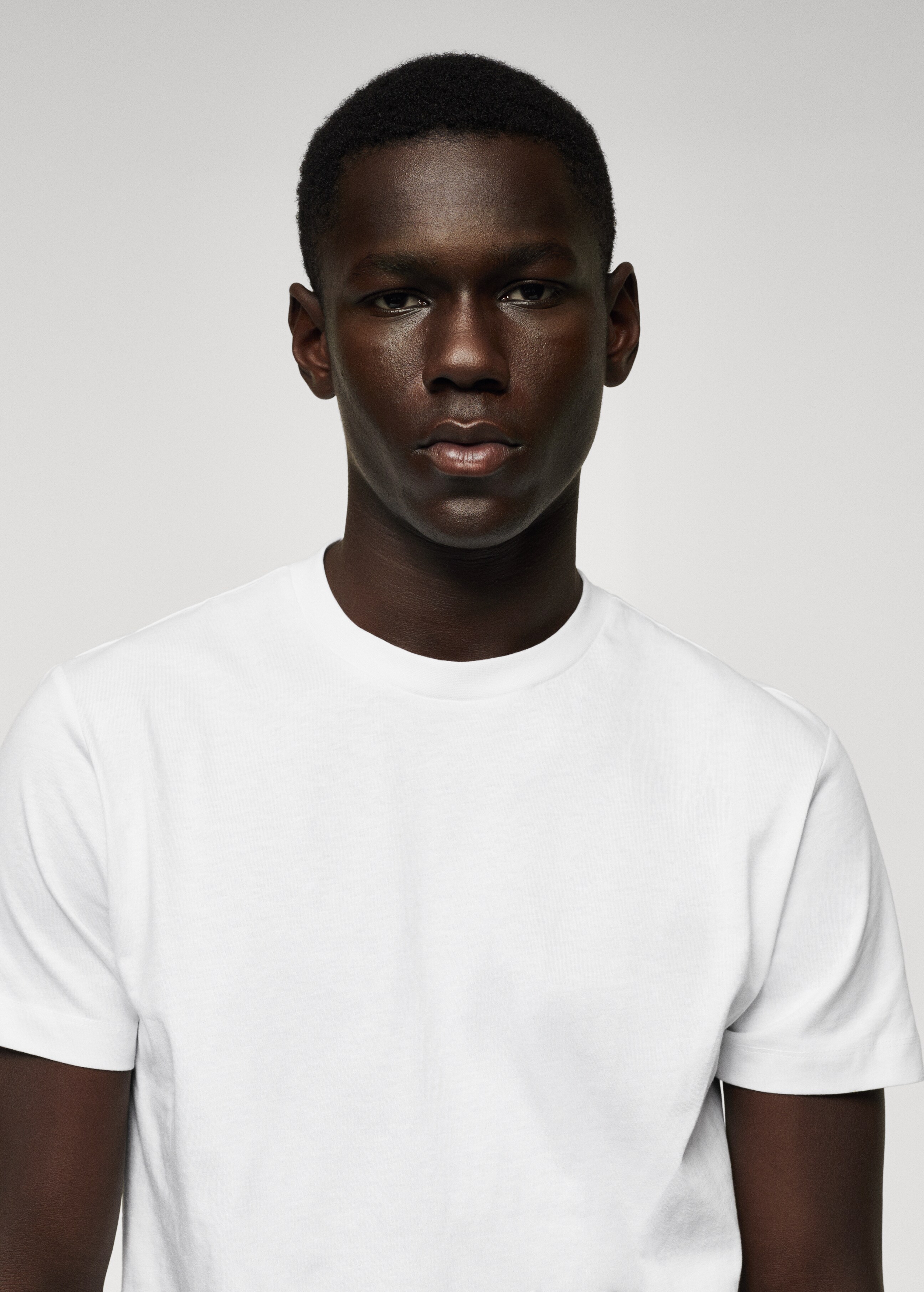 Basic lightweight cotton t-shirt - Details of the article 1