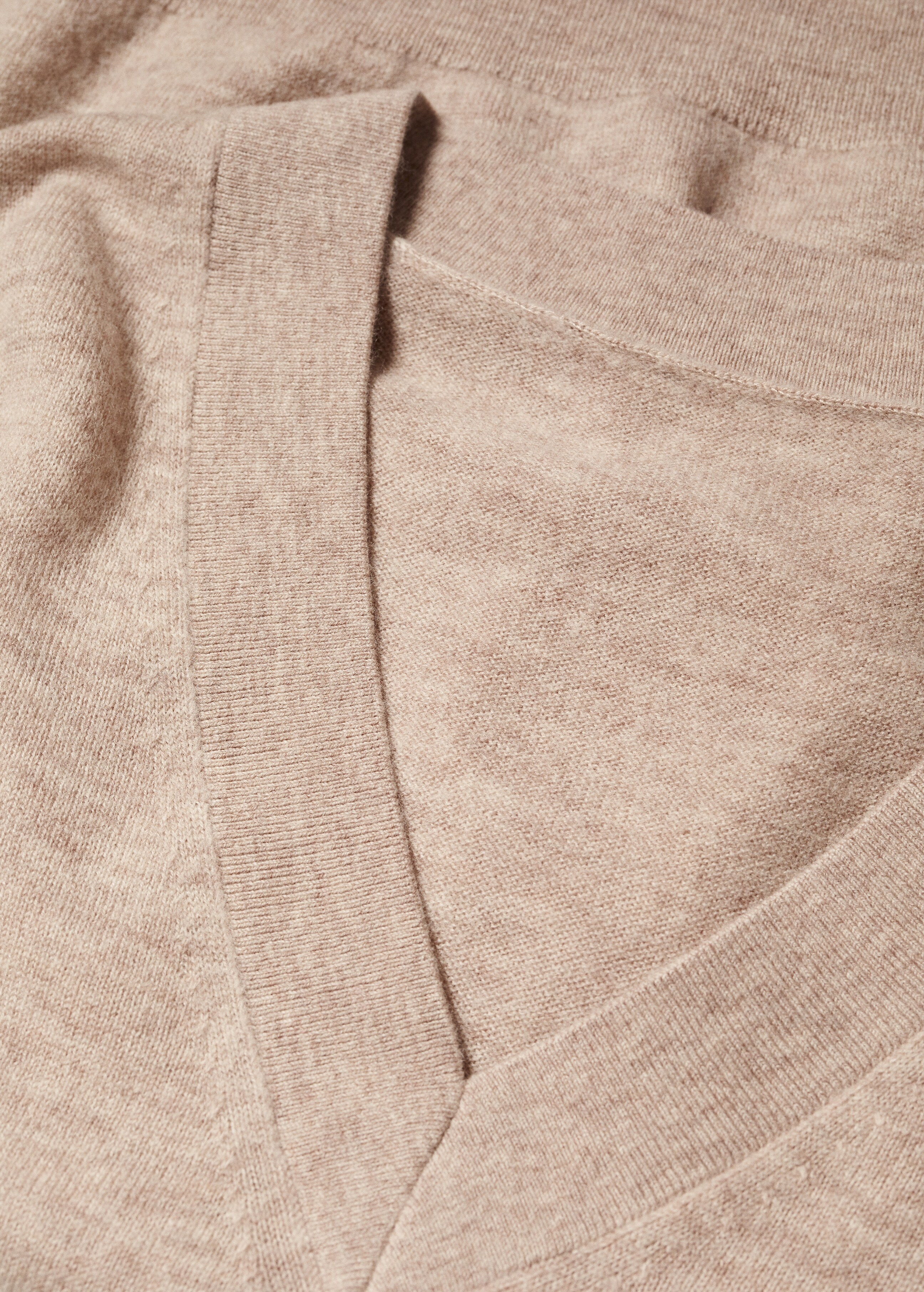 100% wool v-neck sweater - Details of the article 8