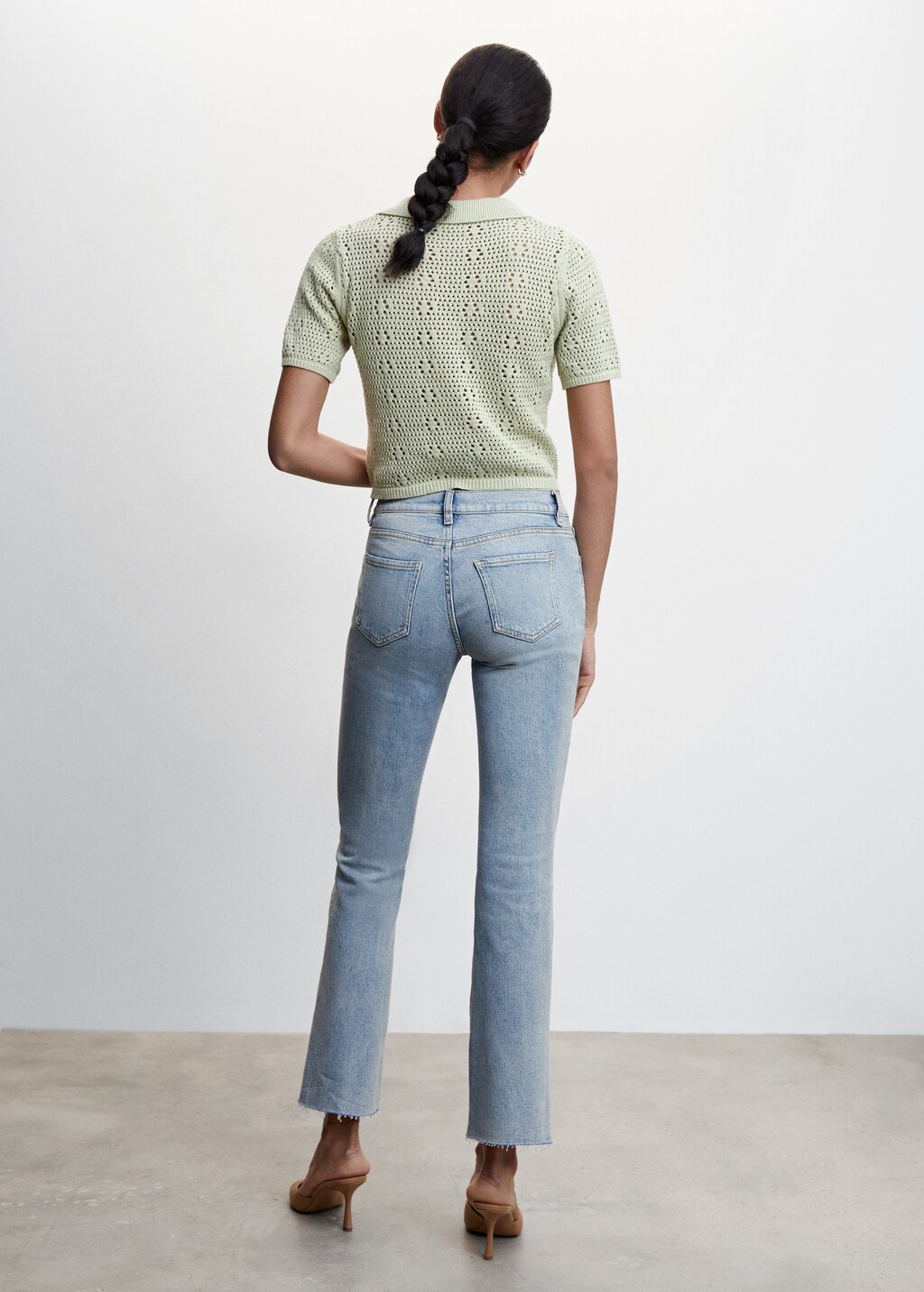 Low-rise flared jeans - Reverse of the article