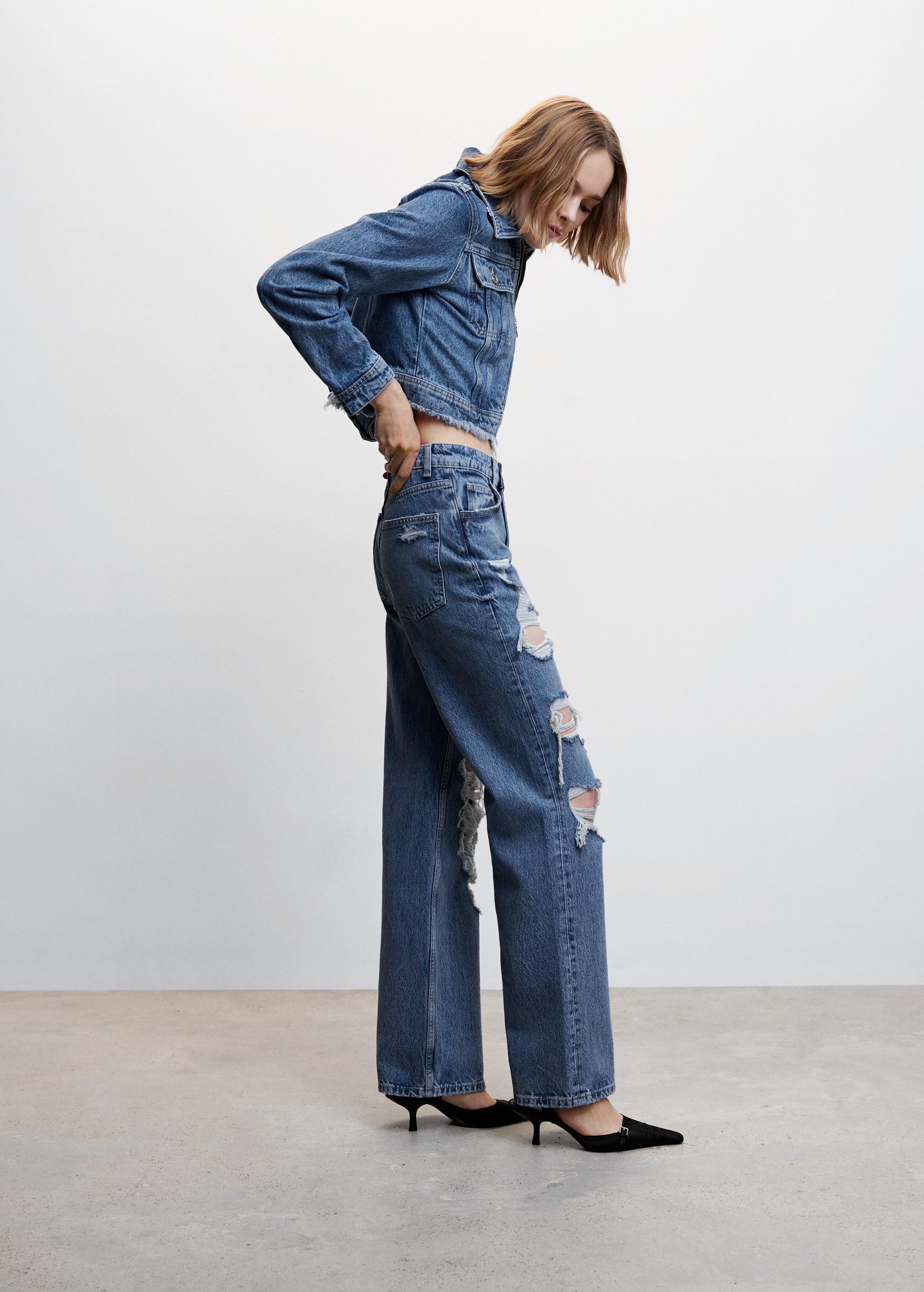 Gerade Jeans mit hohem Bund und Zierrissen - Detail des Artikels 2
