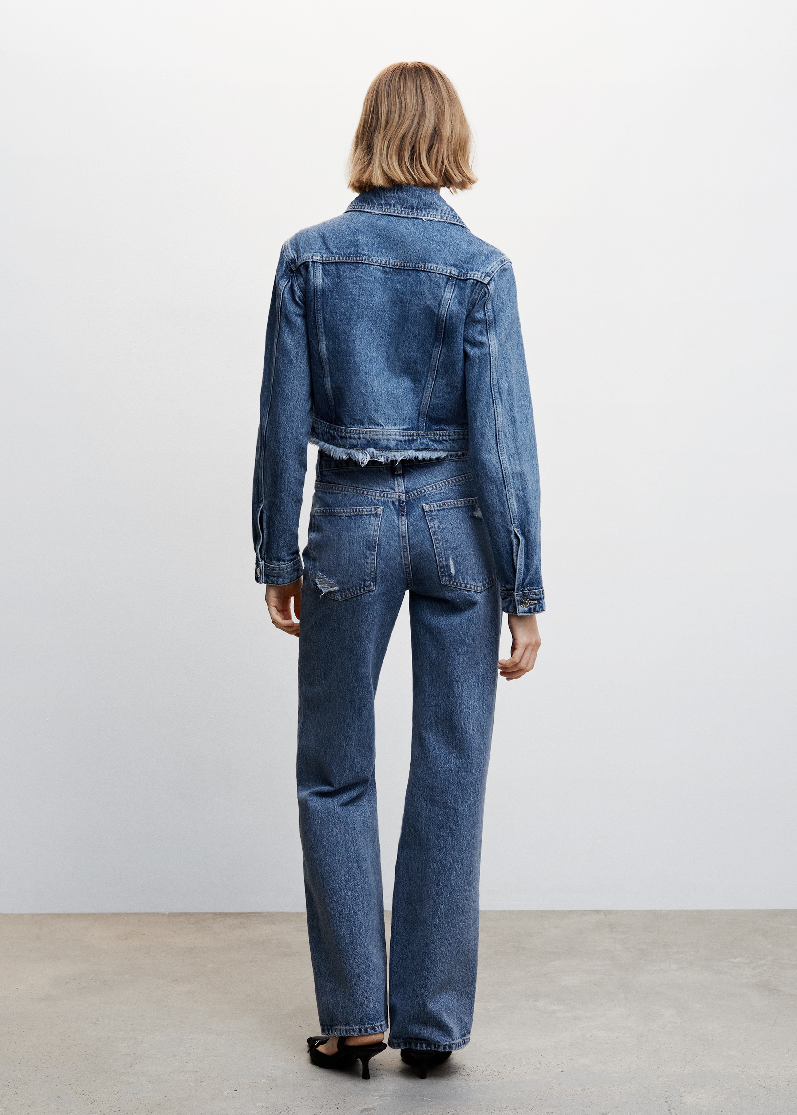Gerade Jeans mit hohem Bund und Zierrissen - Rückseite des Artikels