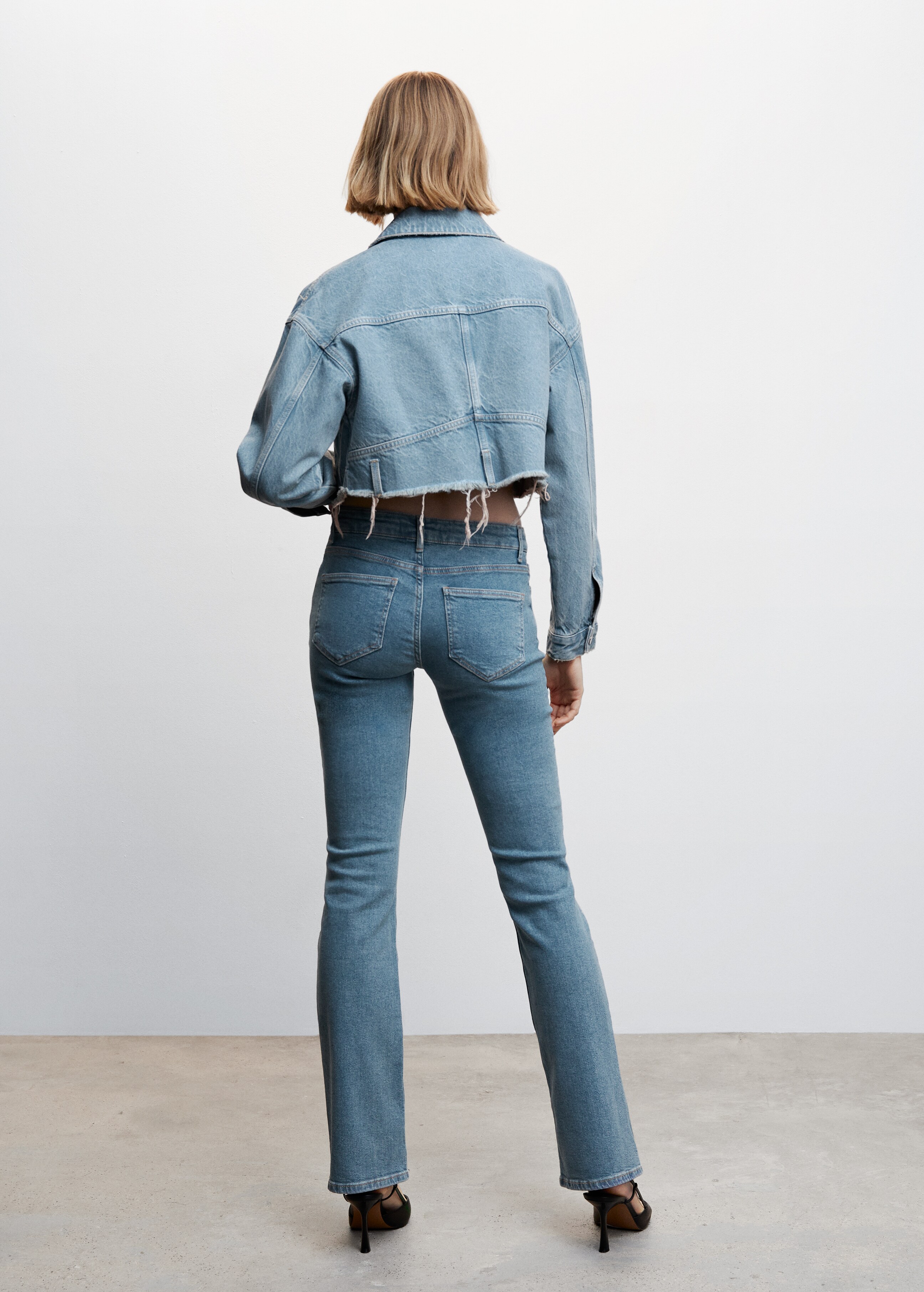 Low-rise flared jeans - Reverse of the article