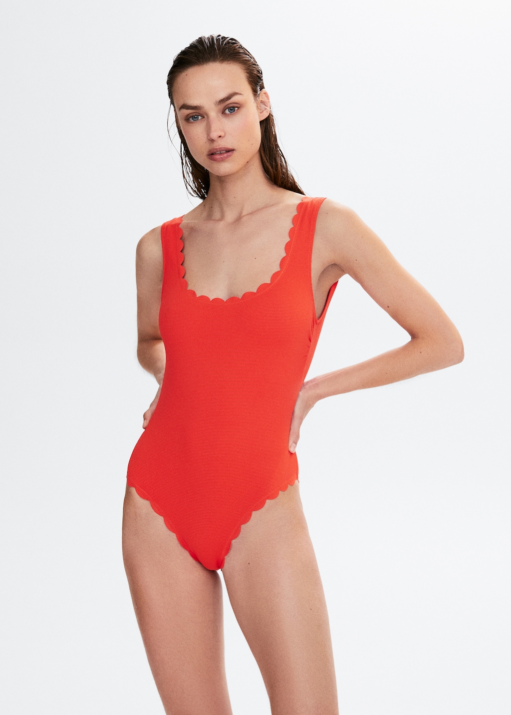 Scallop-textured swimsuit - Medium plane